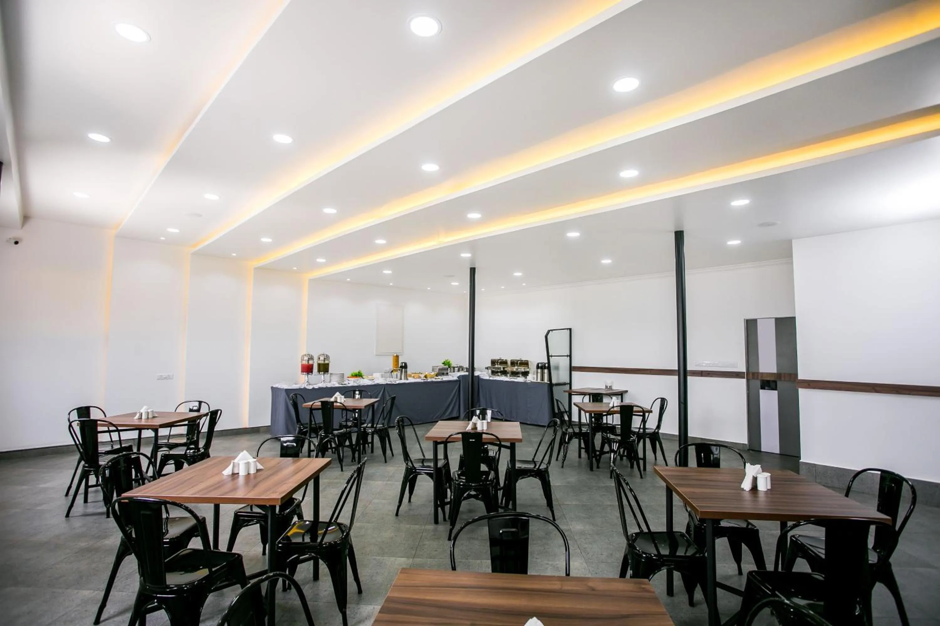 Restaurant/places to eat in Sapphire Club Metro