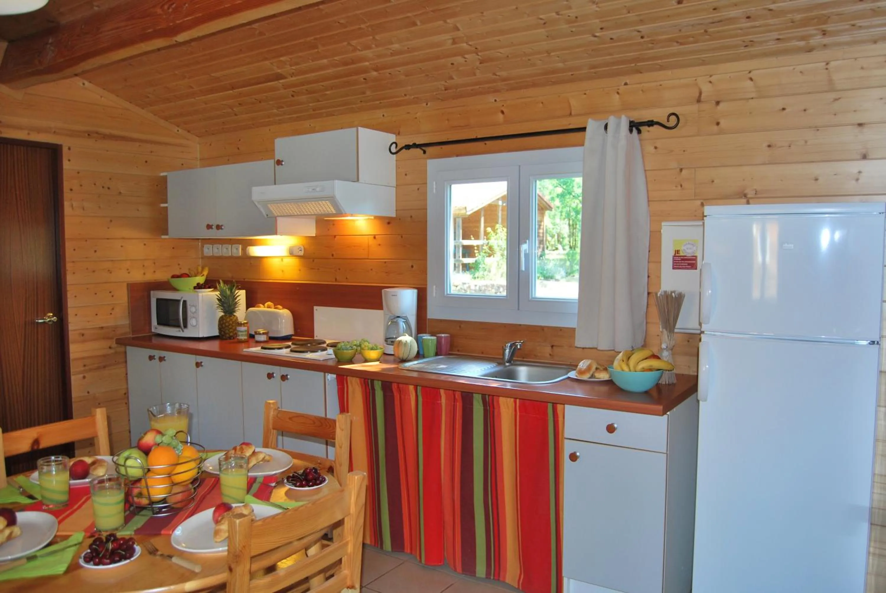 Kitchen or kitchenette in Lagrange Grand Bleu Vacances - Residence Les Ségalières