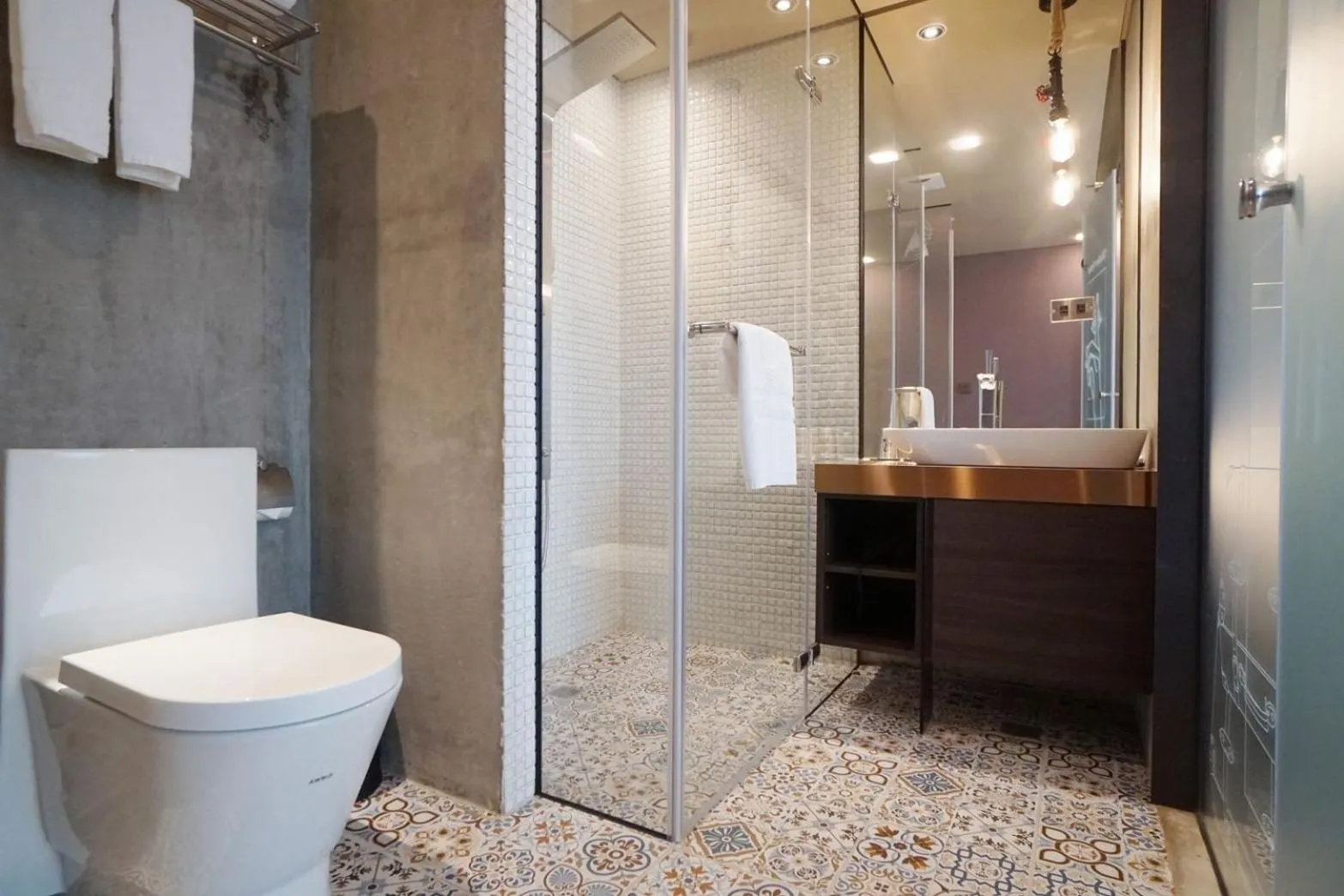 Toilet in Thinker Hotel