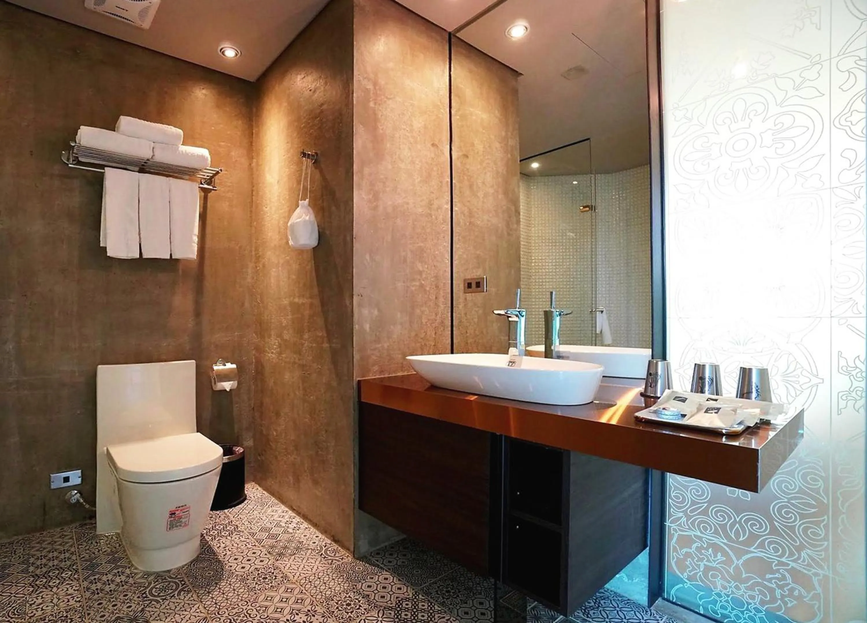 Toilet in Thinker Hotel