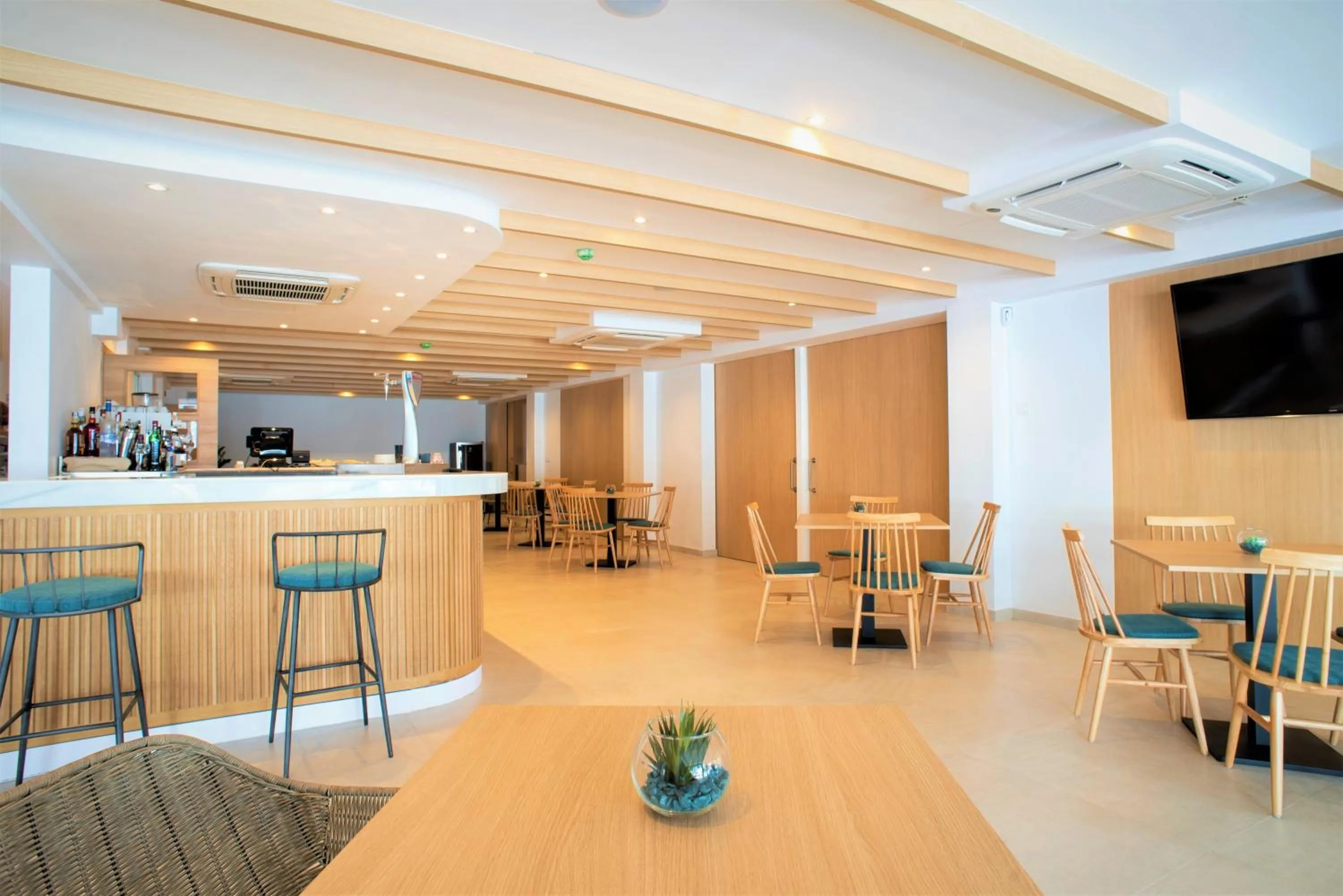 Restaurant/places to eat in Hotel Seasun Aniram