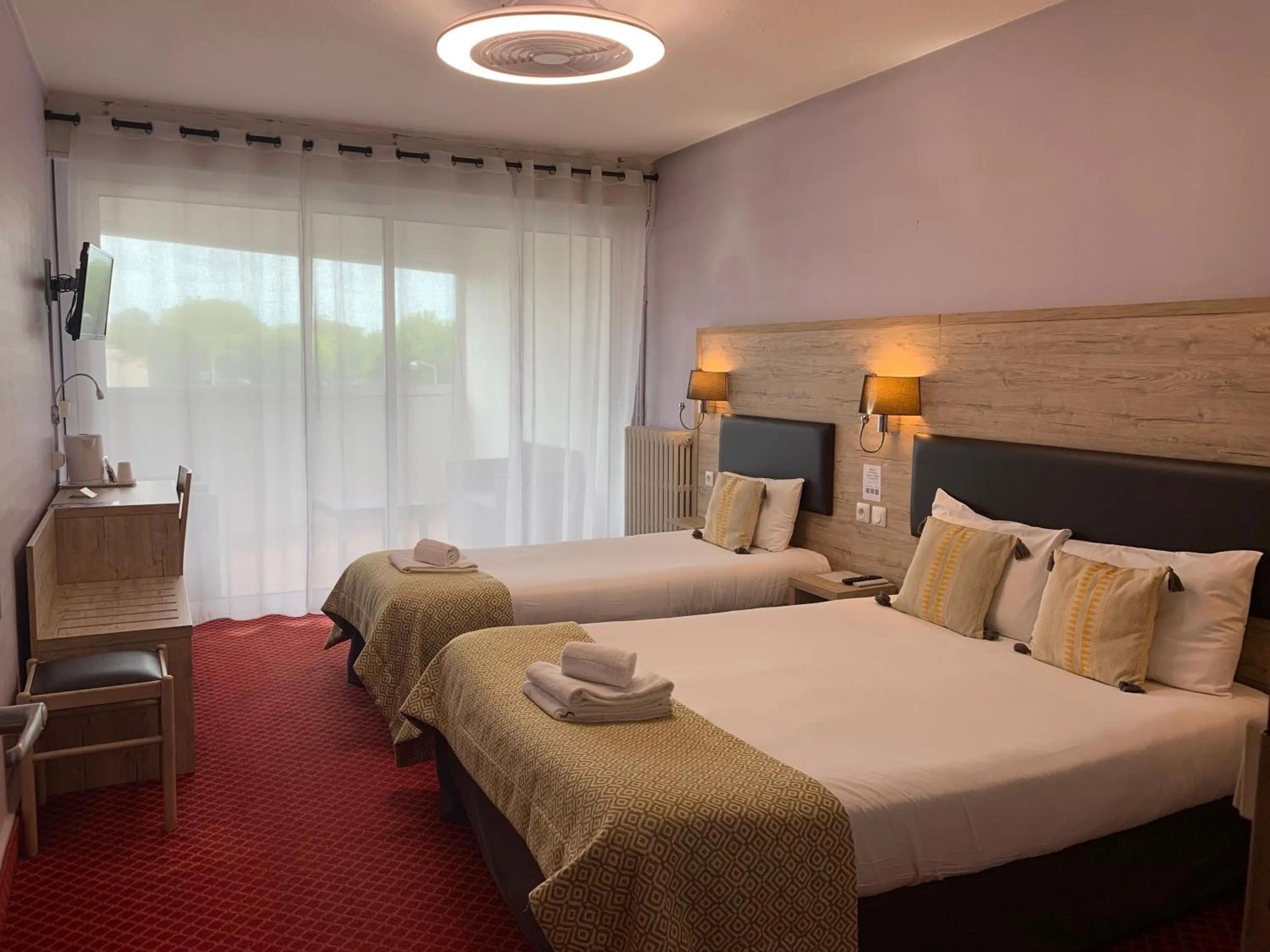 Bed in Brit Hotel Bleu Nuit