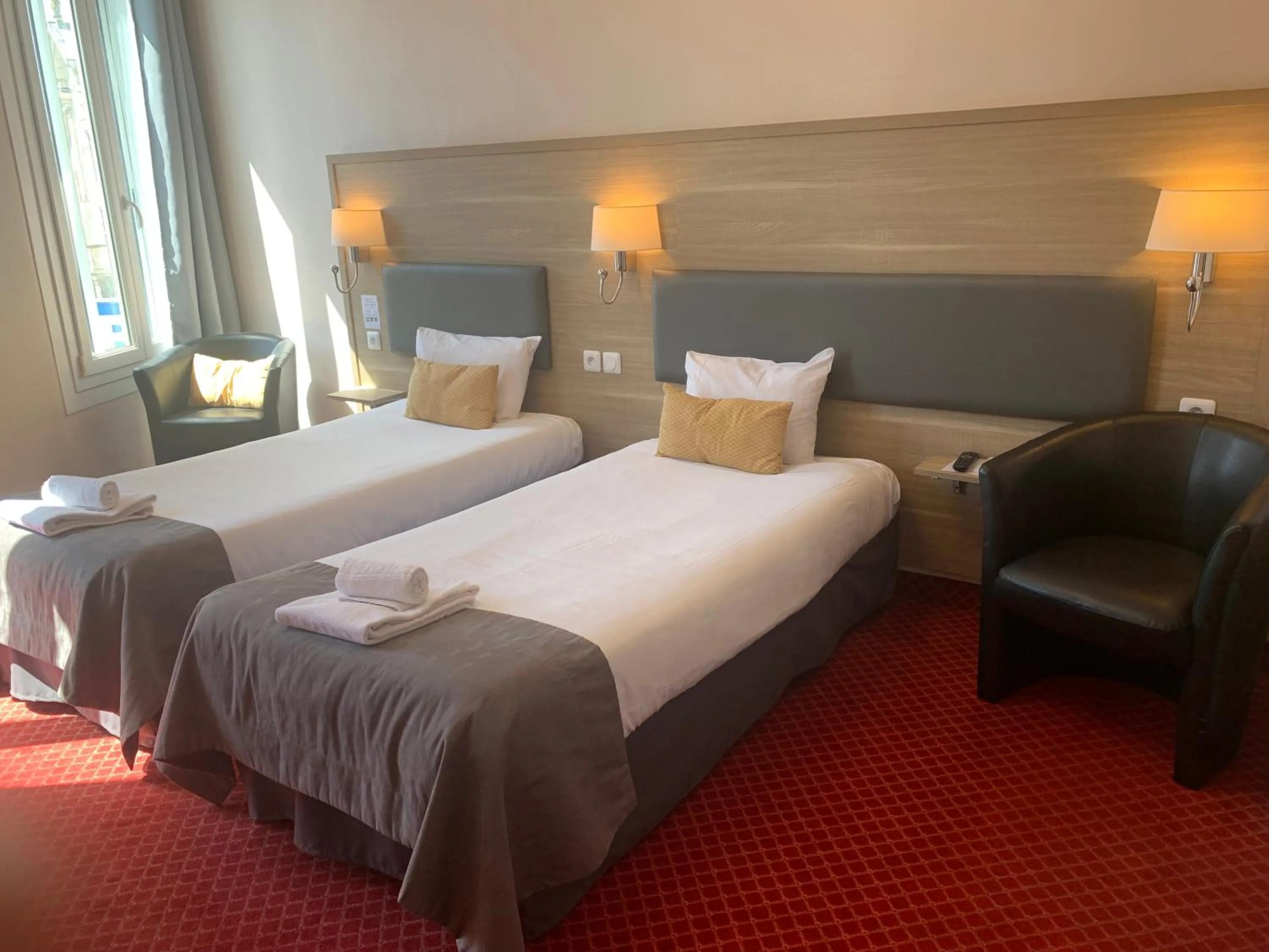 Bed in Brit Hotel Bleu Nuit