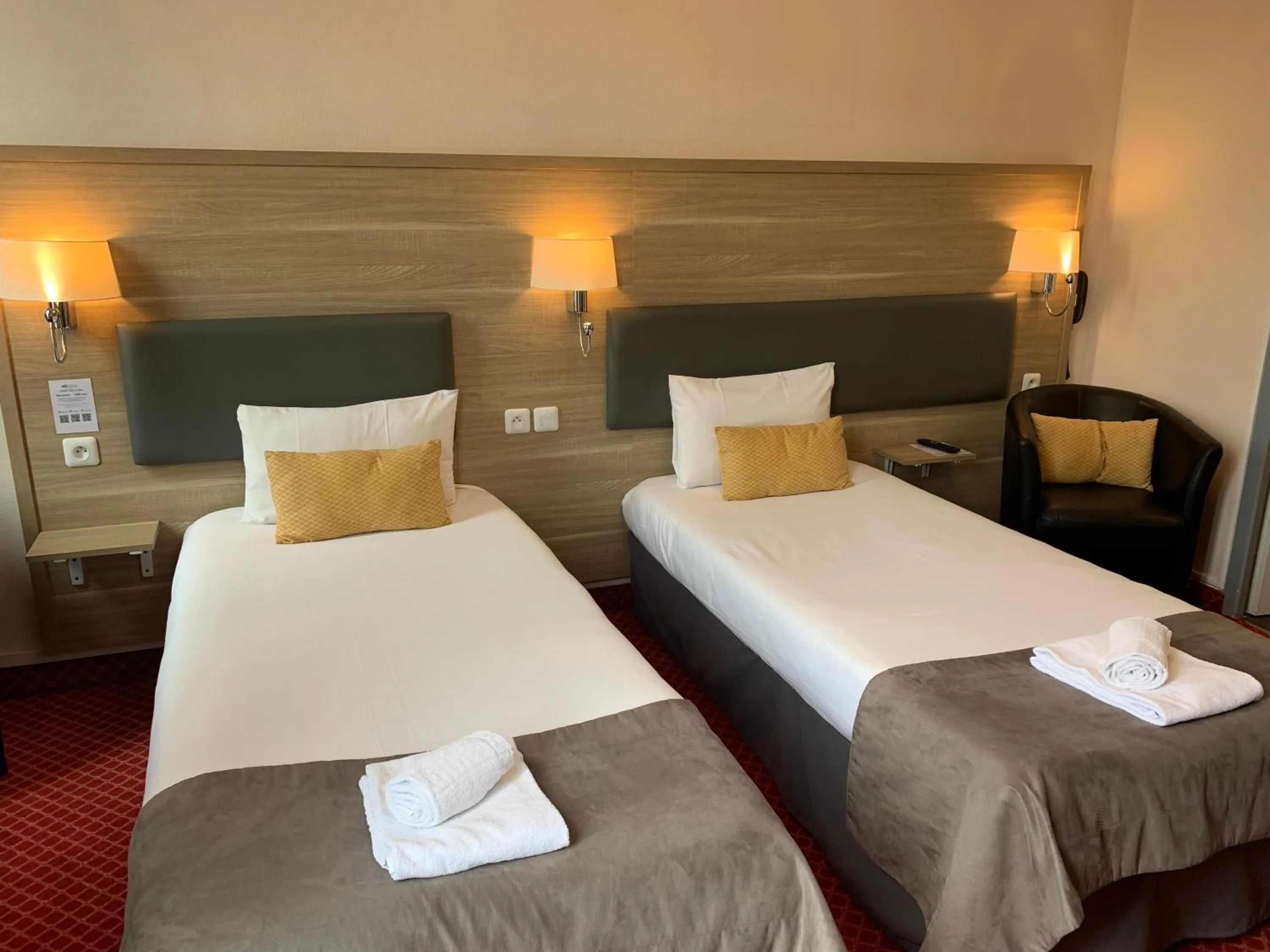 Bed in Brit Hotel Bleu Nuit