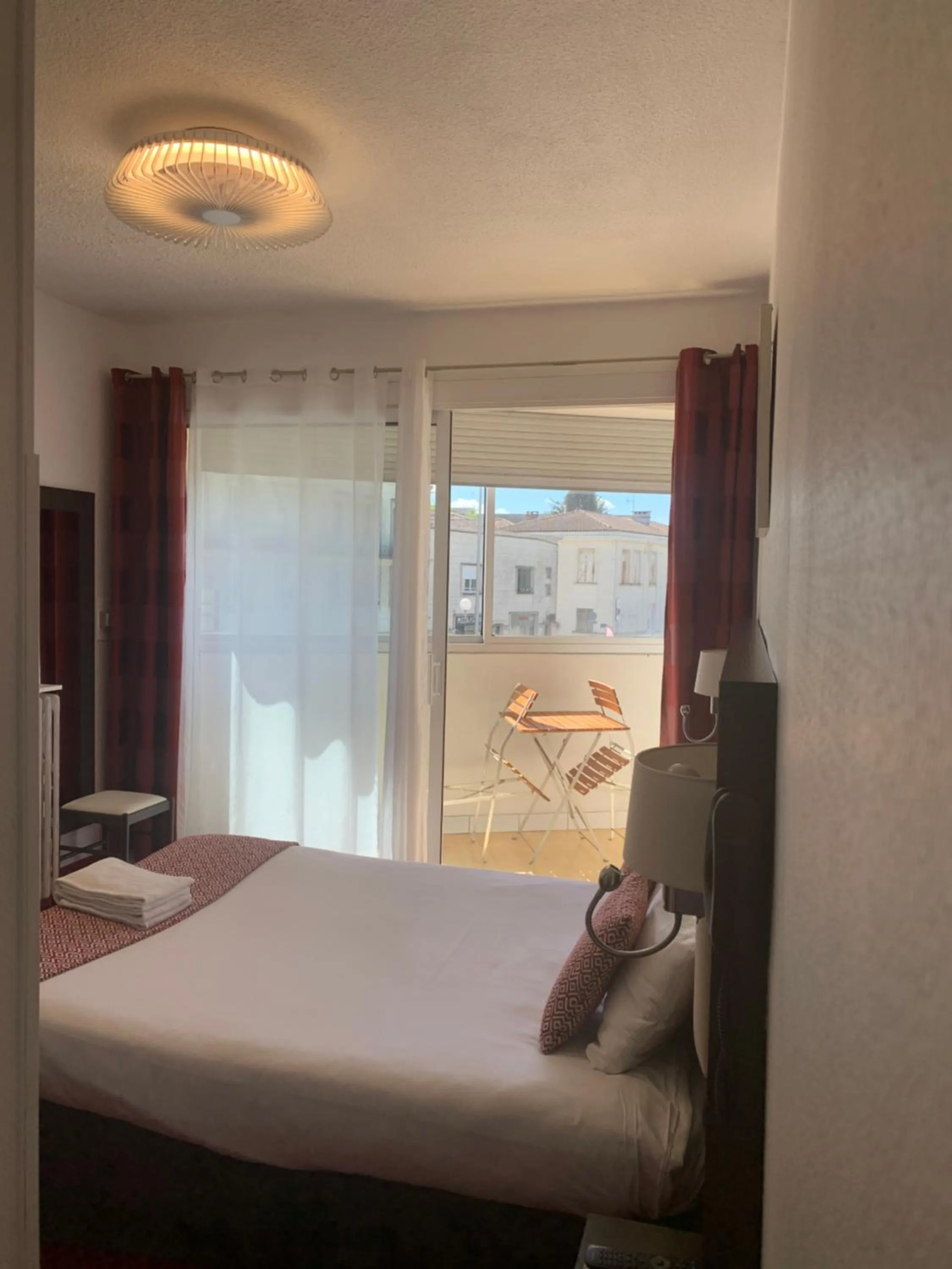 Bed in Brit Hotel Bleu Nuit