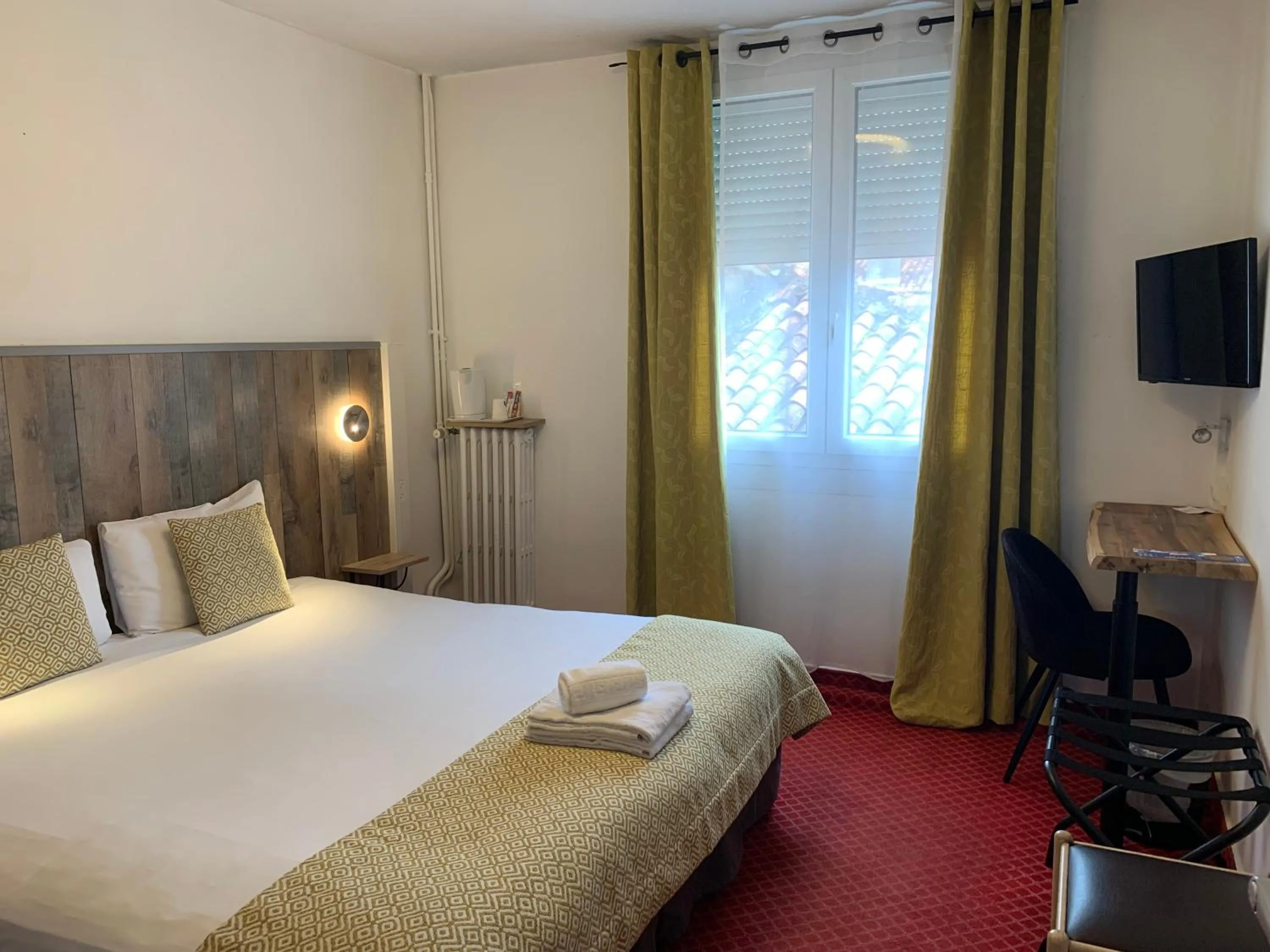 Bed in Brit Hotel Bleu Nuit