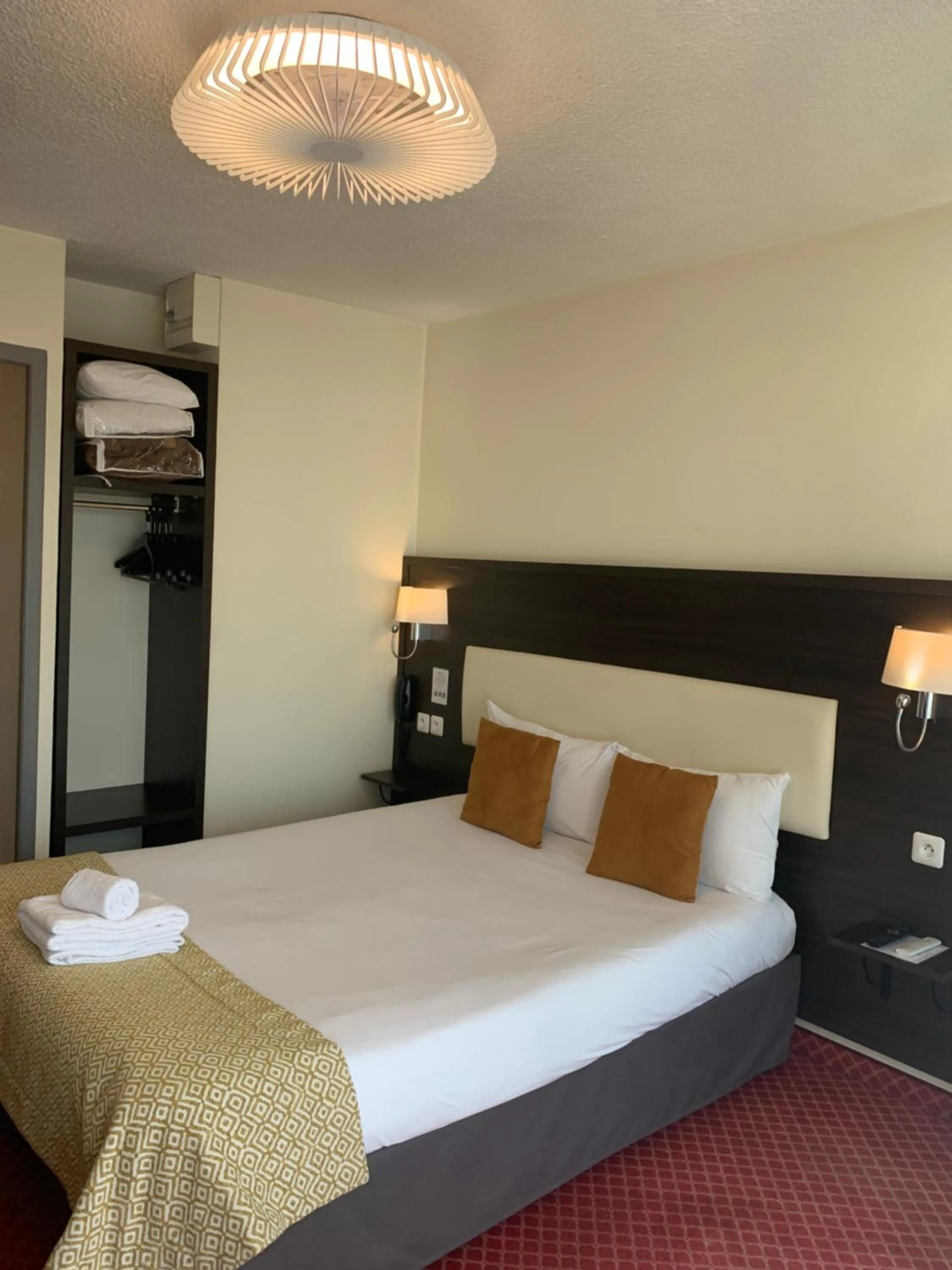 Bed in Brit Hotel Bleu Nuit