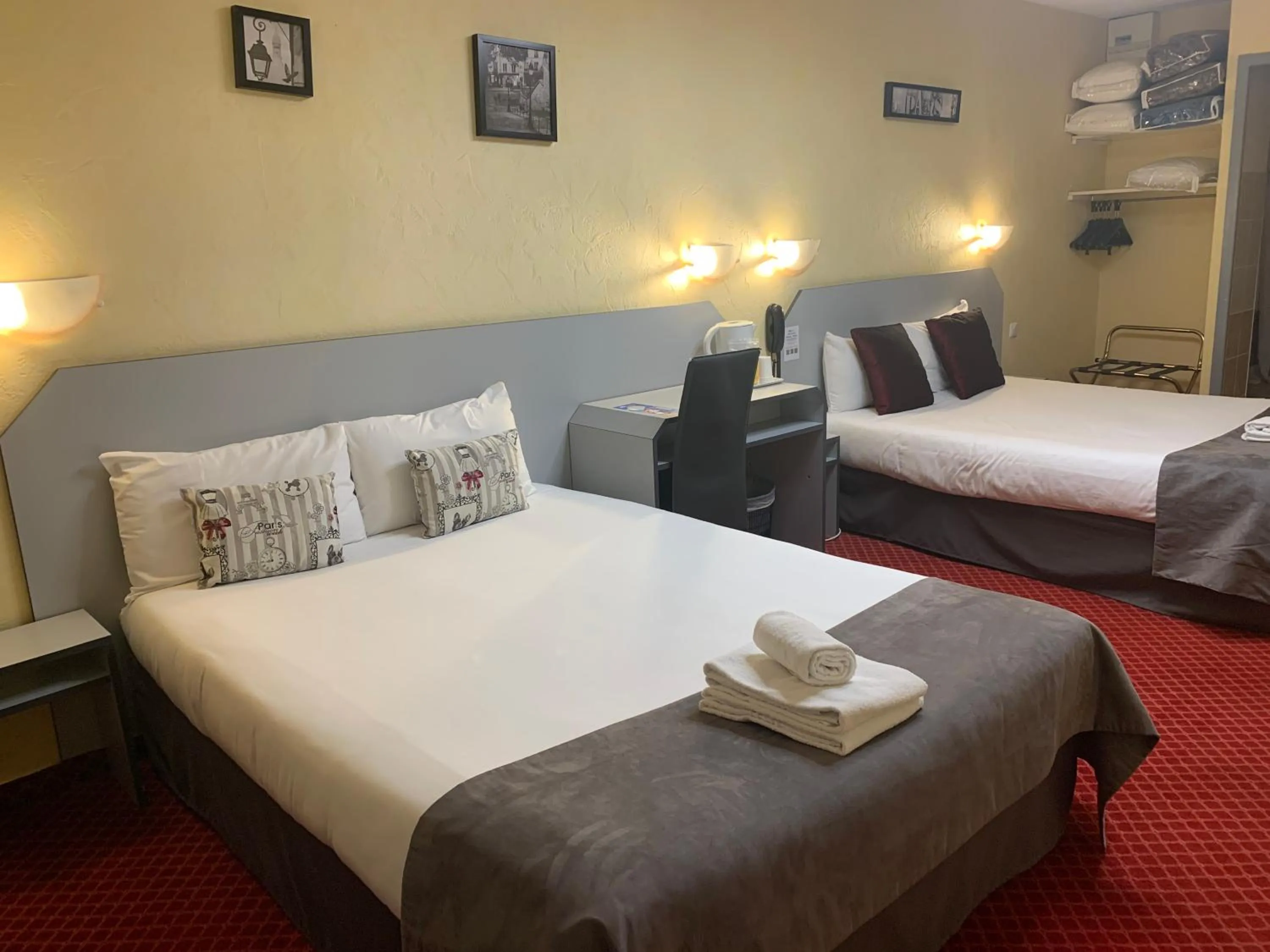 Bed in Brit Hotel Bleu Nuit