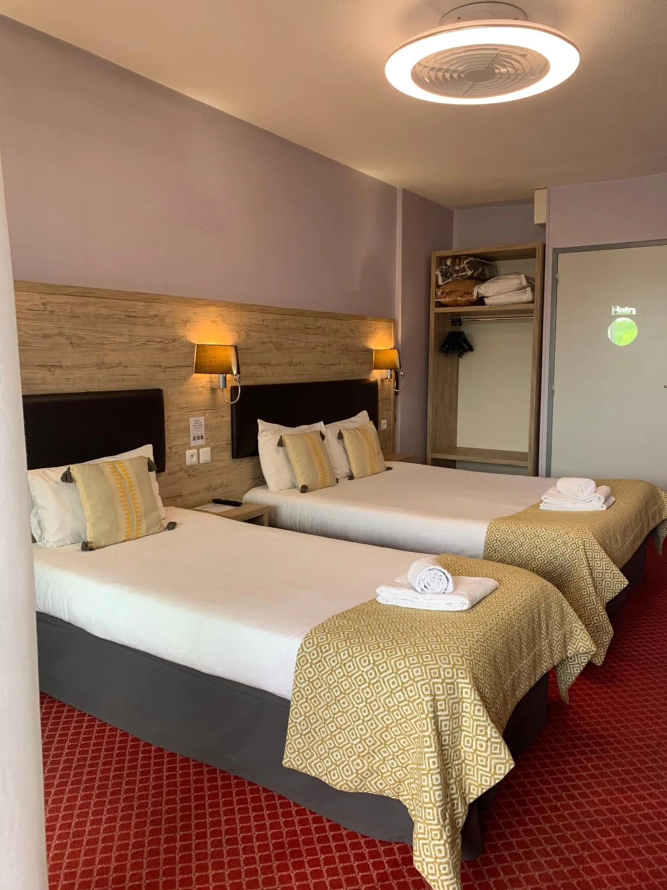 Bed in Brit Hotel Bleu Nuit