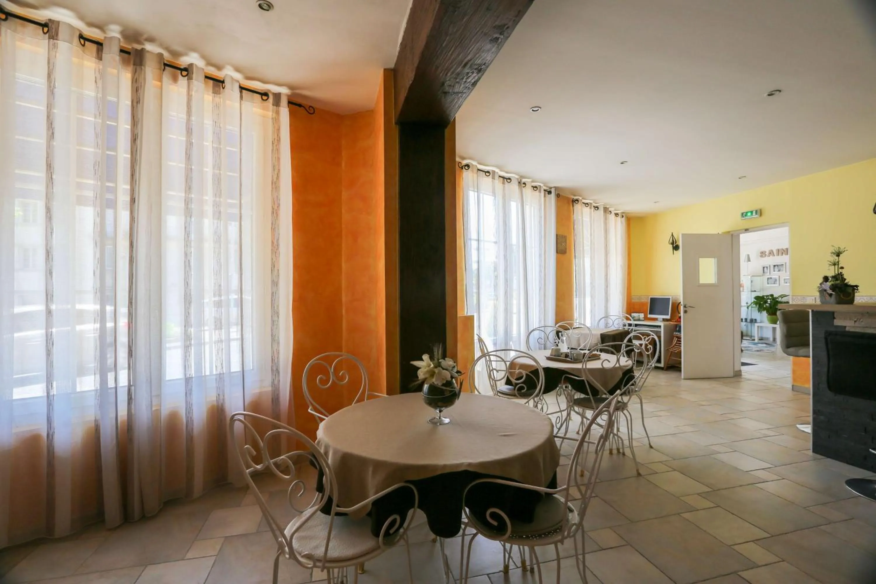 Breakfast in Brit Hotel Bleu Nuit