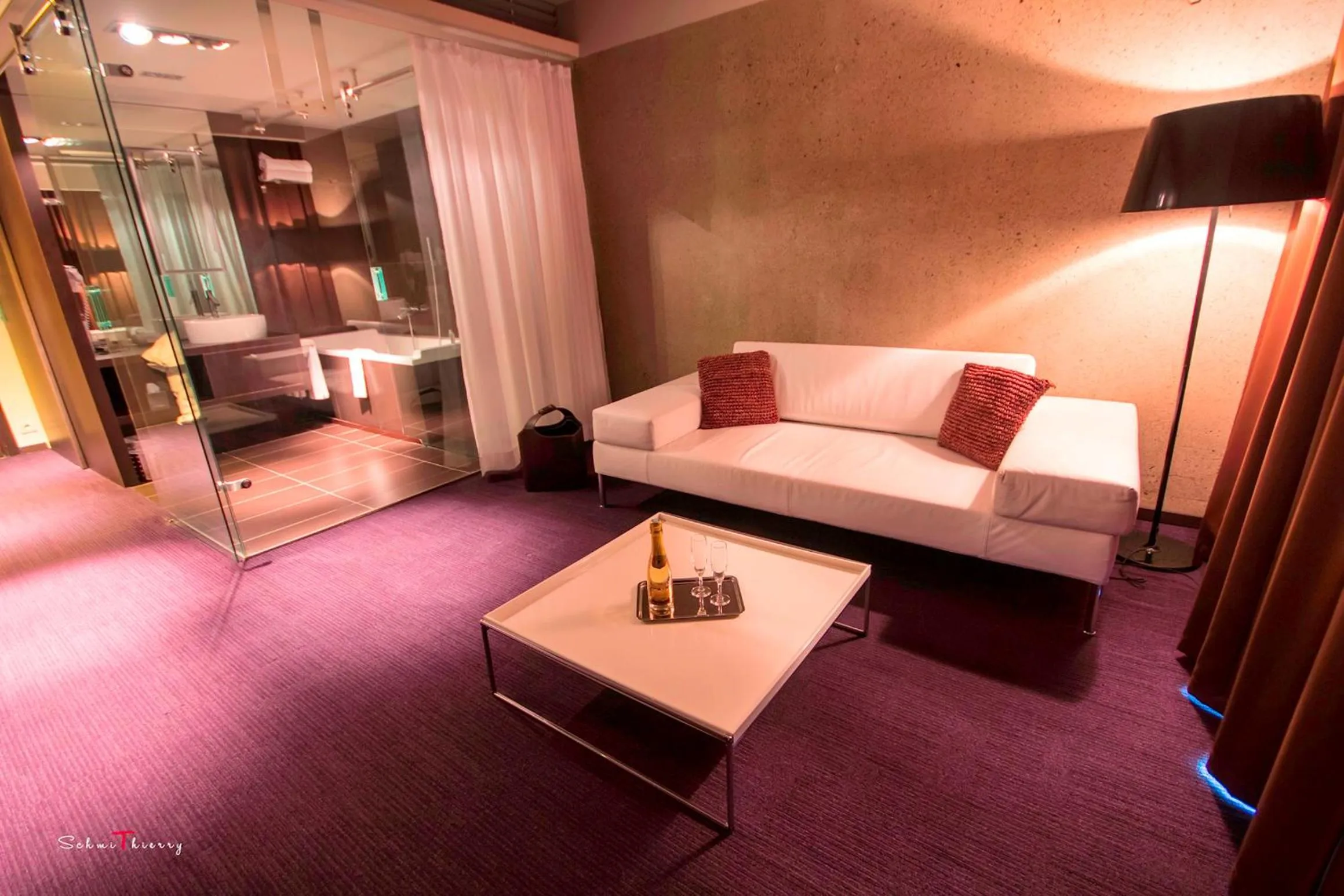 Seating area, Bed in Le Rex Hôtel