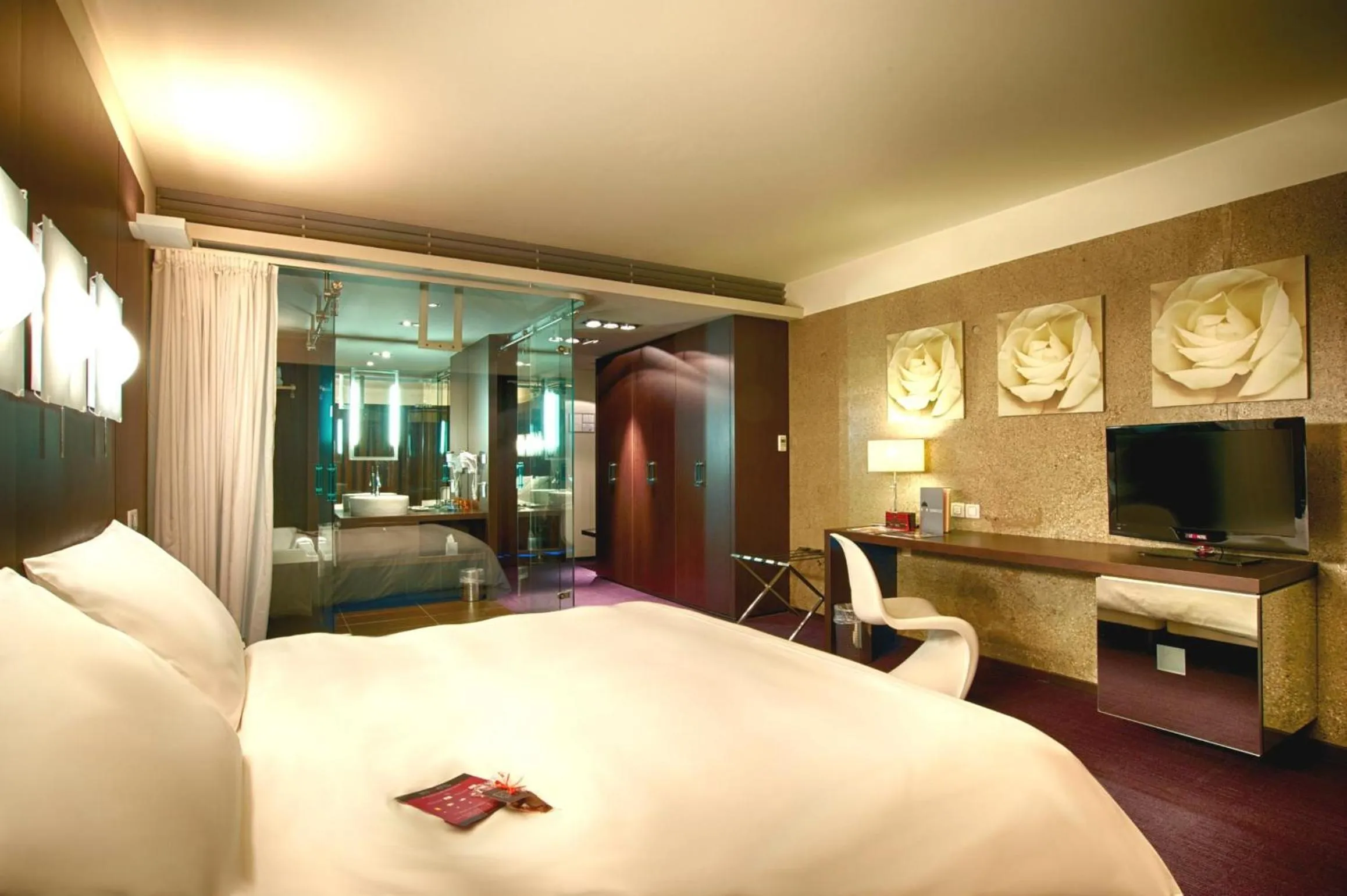 Photo of the whole room, Bed in Le Rex Hôtel