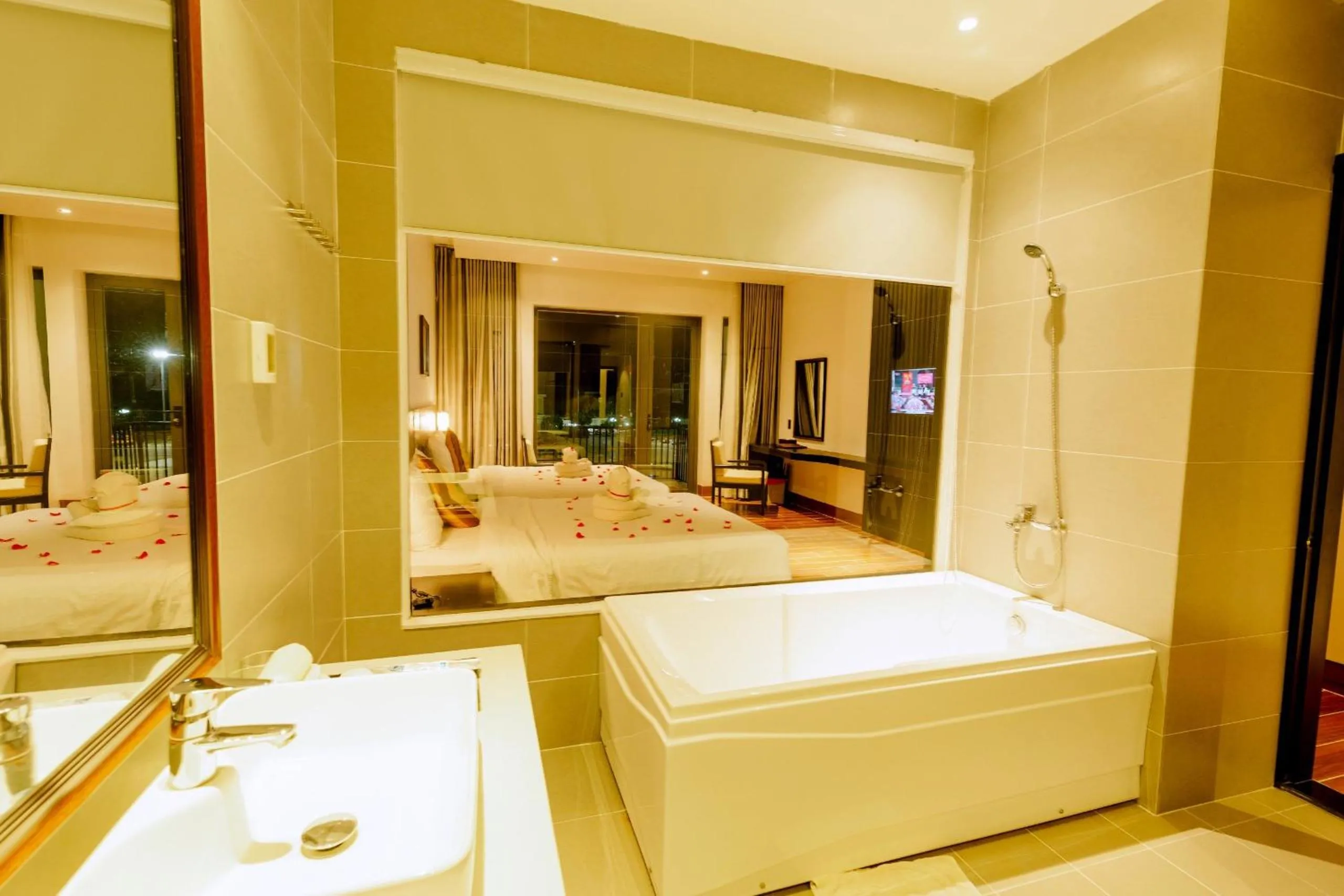 Shower, Bed in Ly Son Pearl Island Hotel & Resort