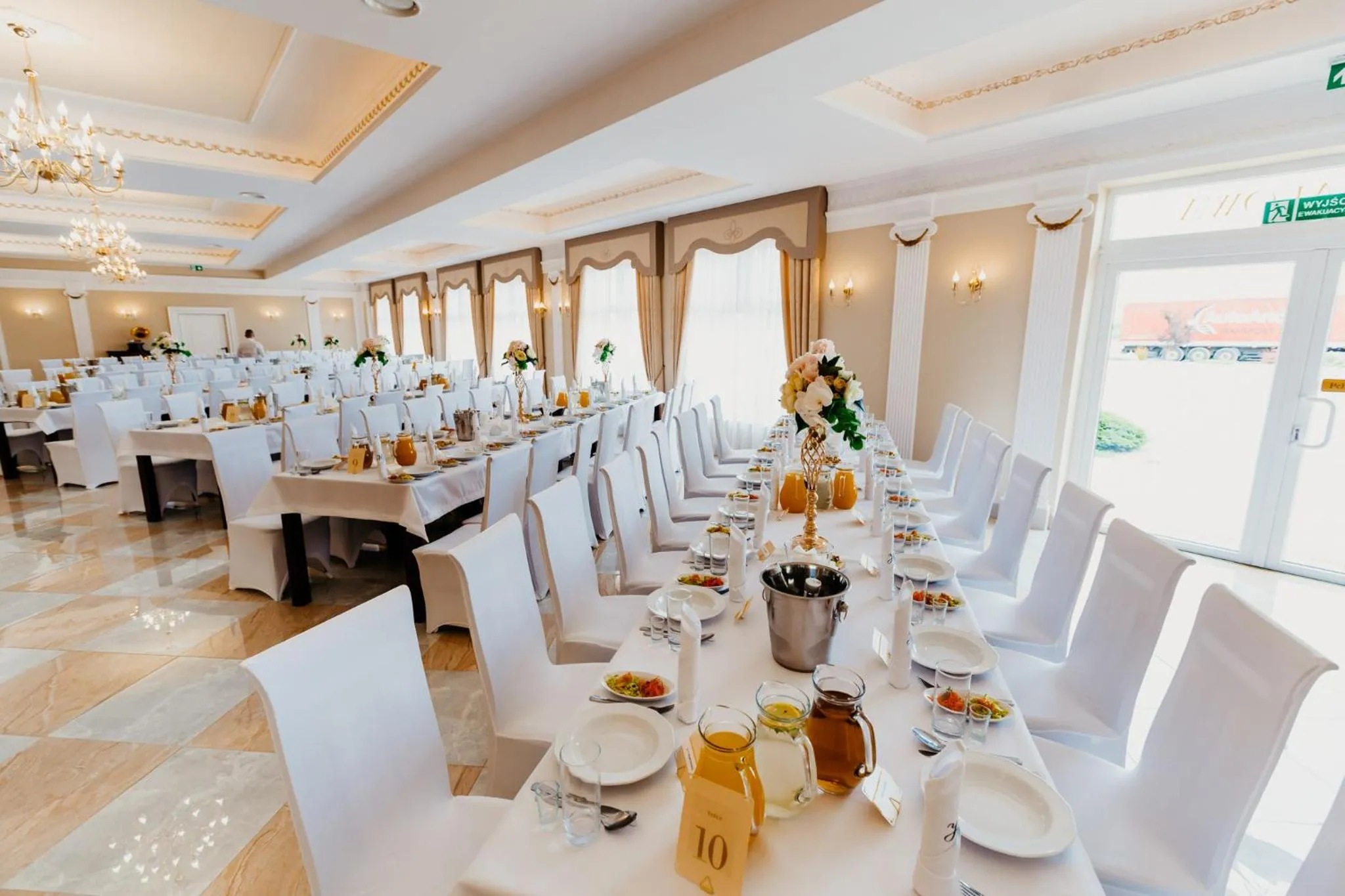 Restaurant/places to eat in Hotel Korczowa