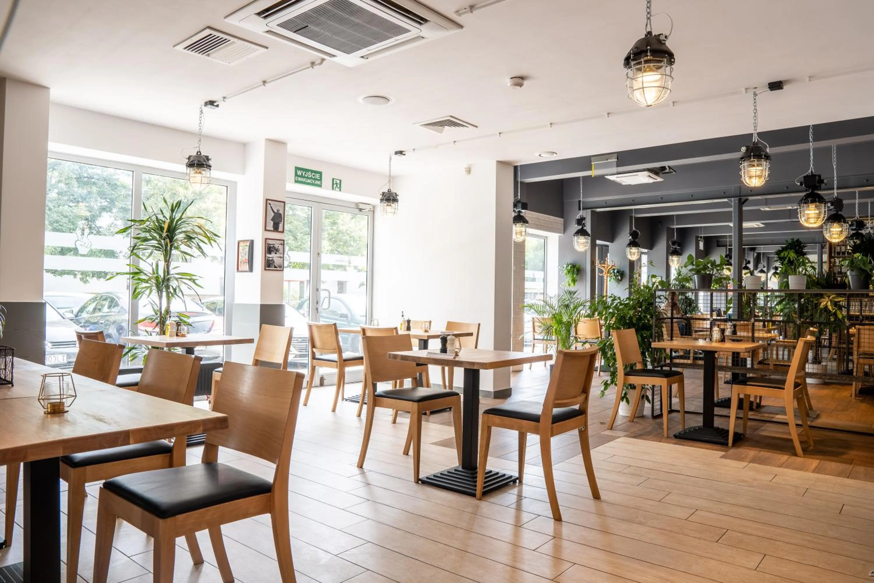 Restaurant/places to eat in Hotel Mokotów