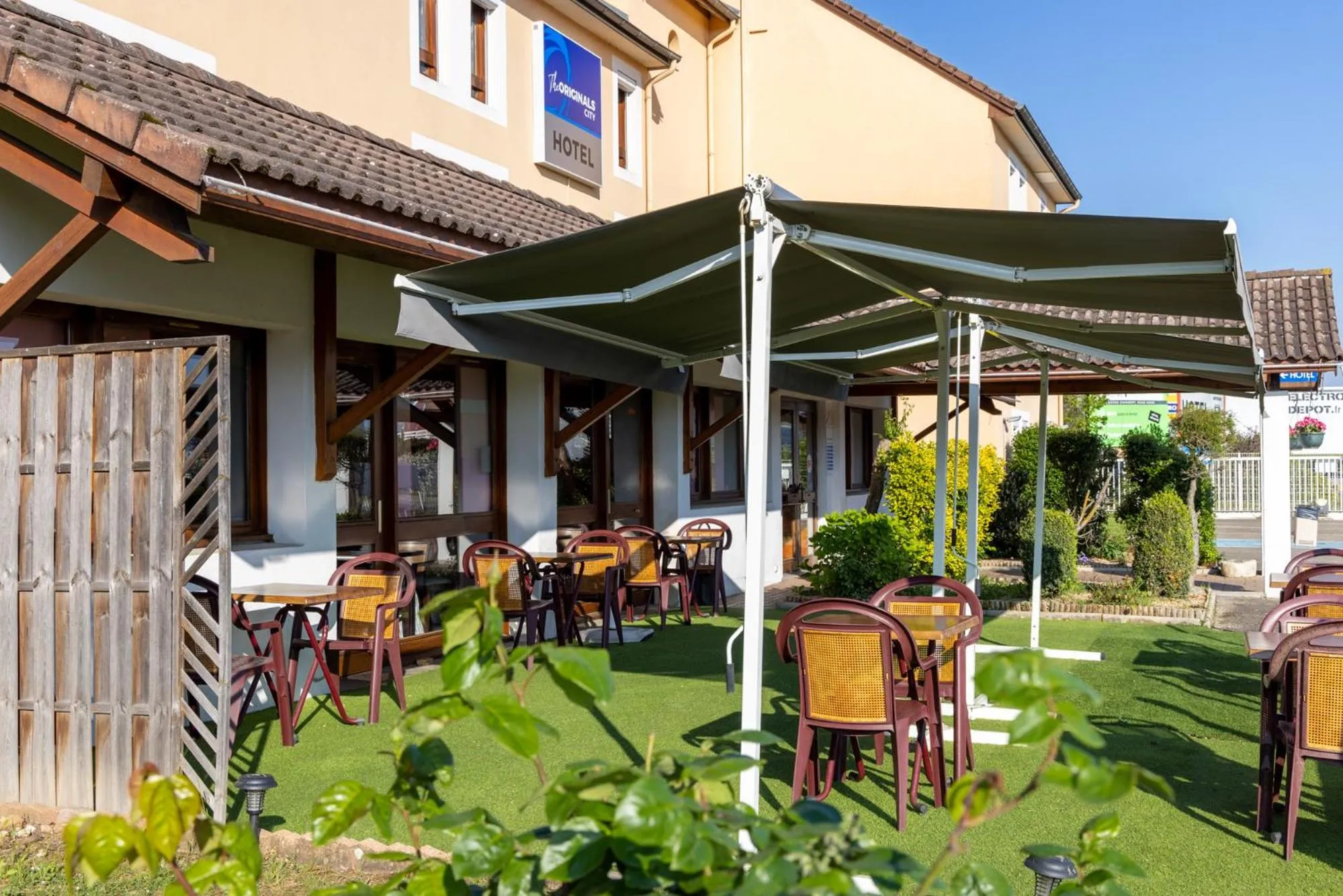 Garden in The Originals City, Hôtel Mâcon Sud