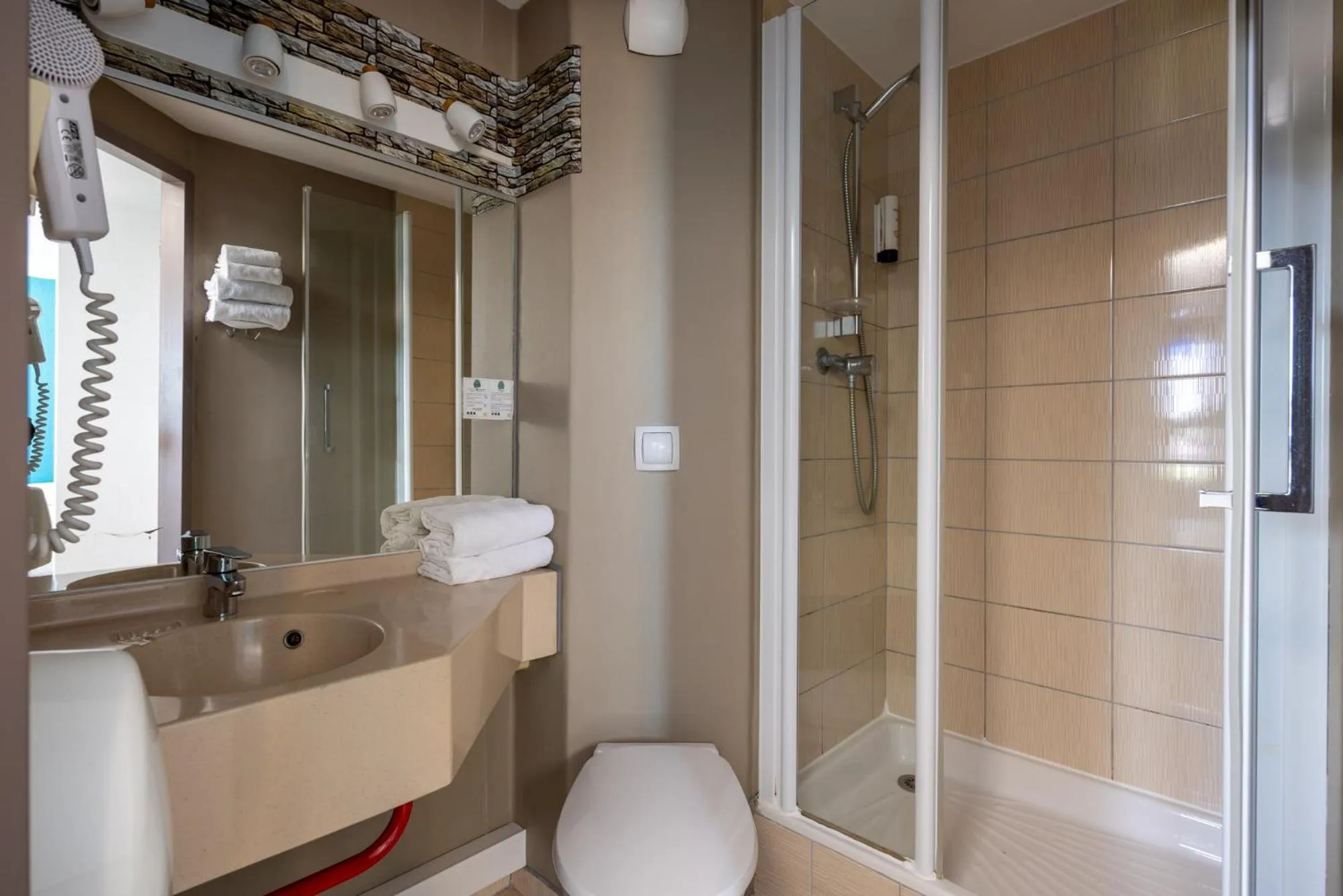 Shower in The Originals City, Hôtel Mâcon Sud