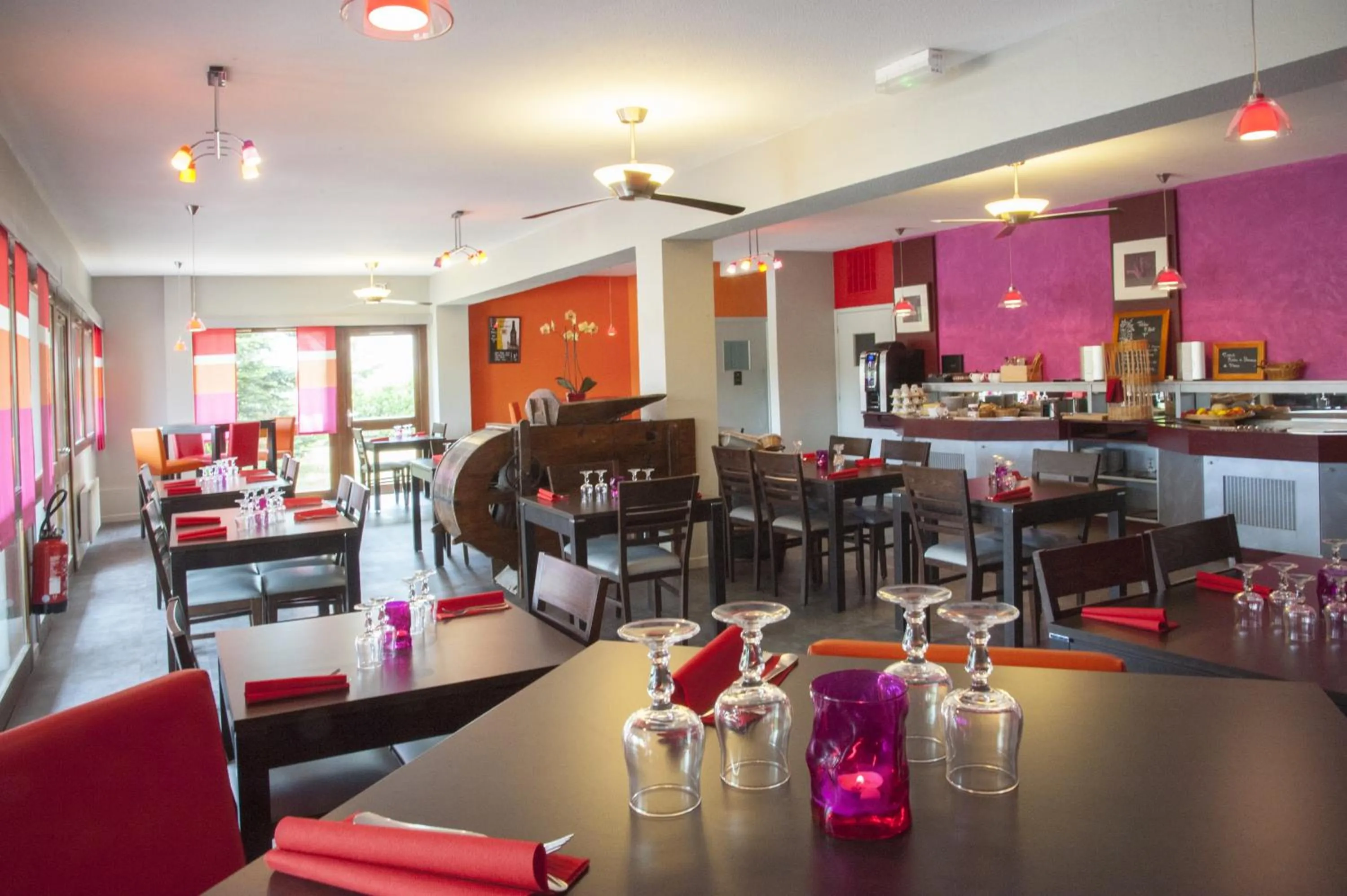 Lounge or bar in The Originals City, Hôtel Mâcon Sud