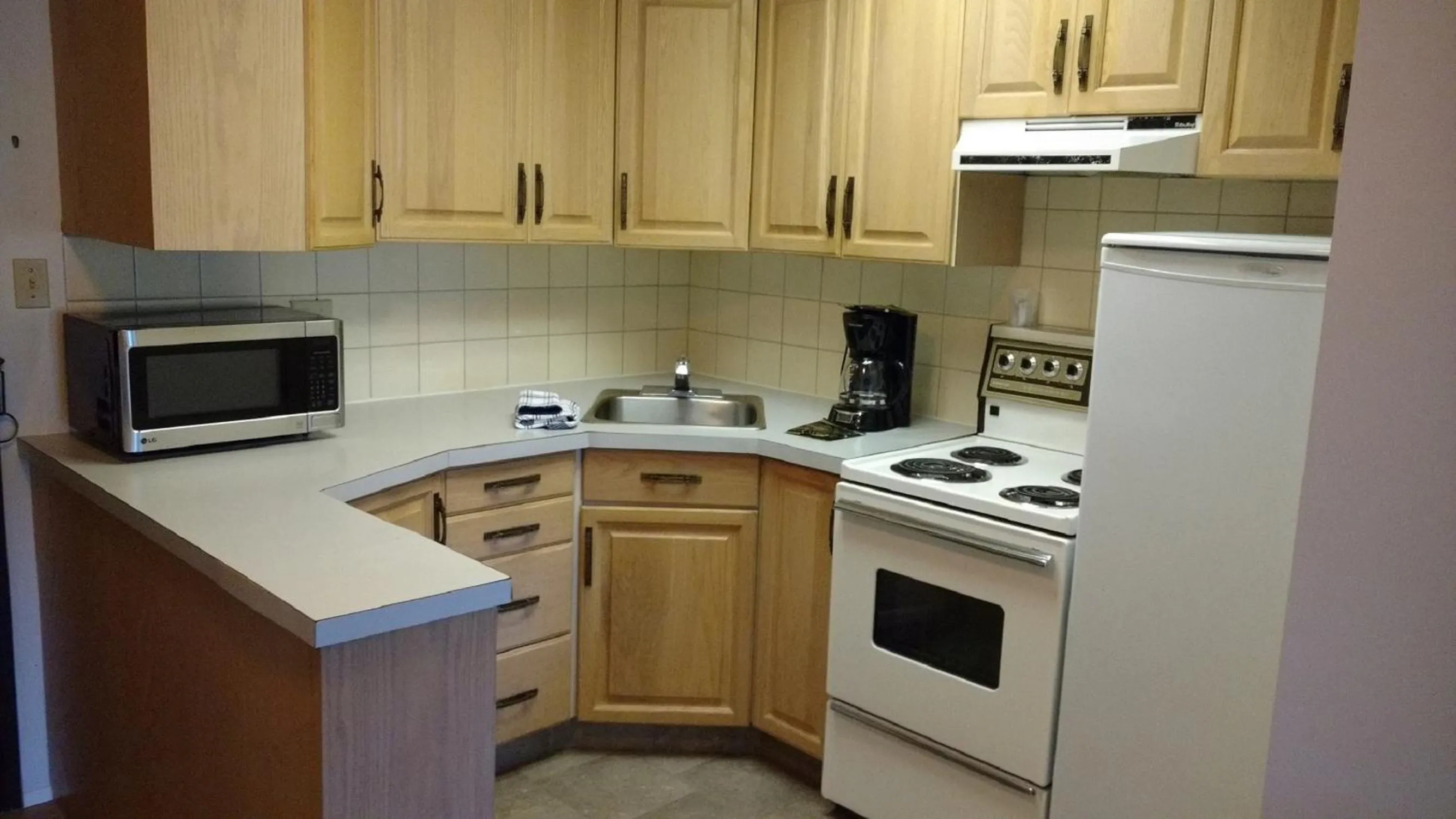 Kitchen or kitchenette in Wessex Inn By The Sea