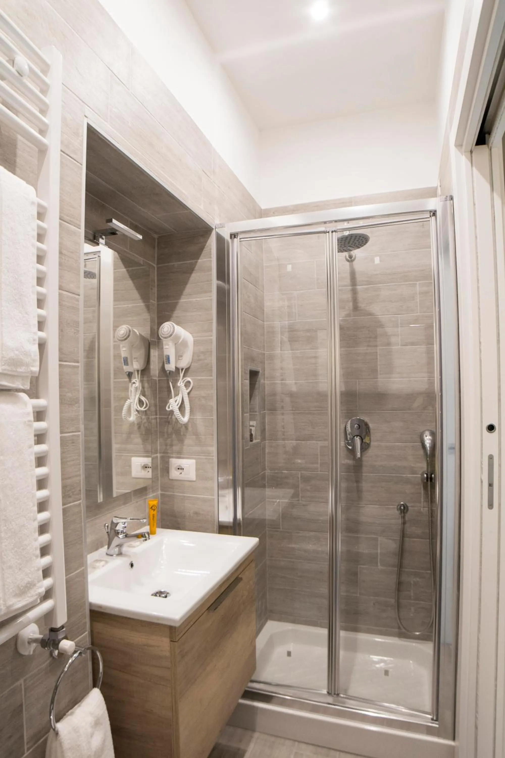 Shower in Morelli suite