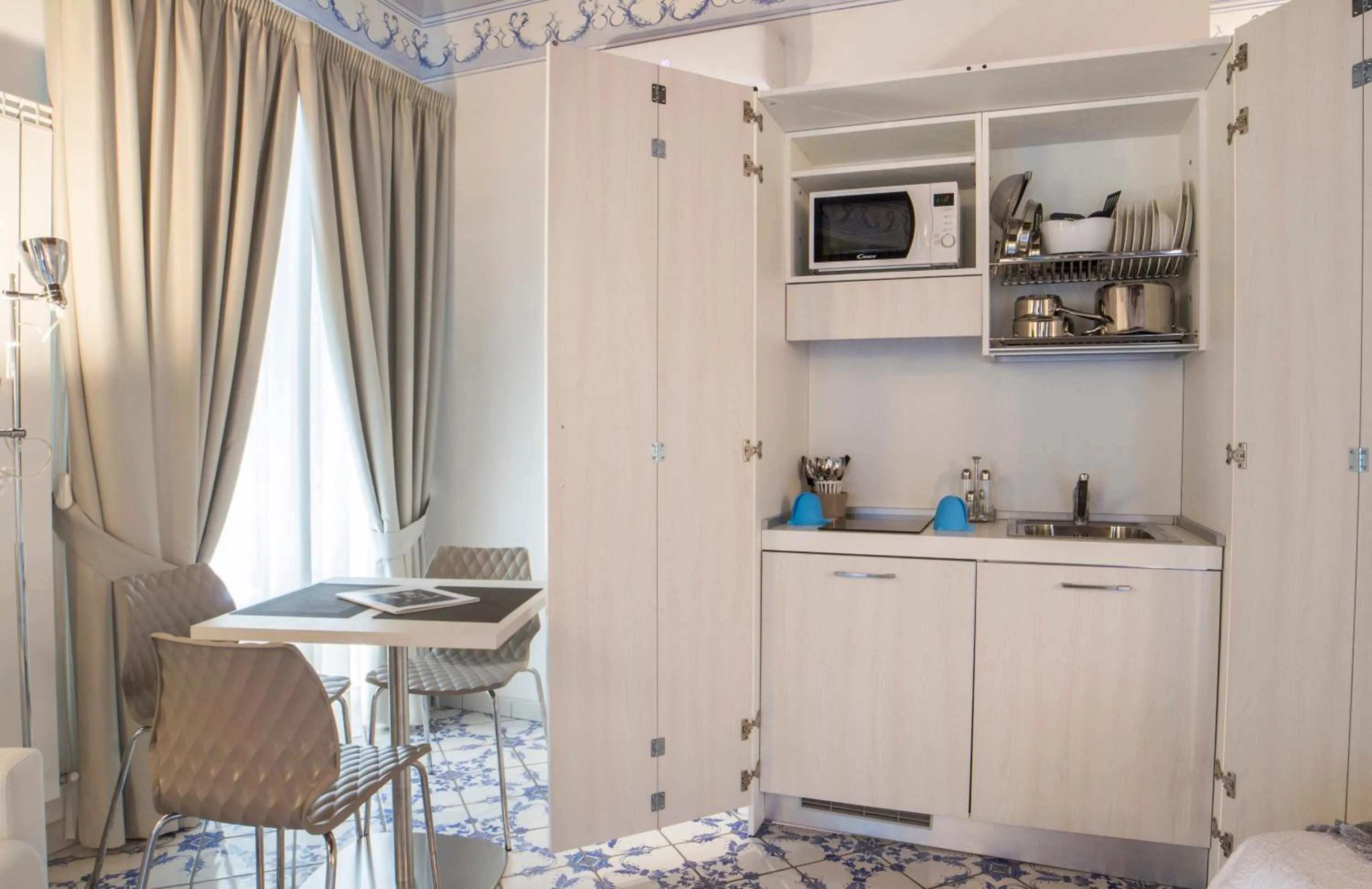 Kitchen or kitchenette in Morelli suite