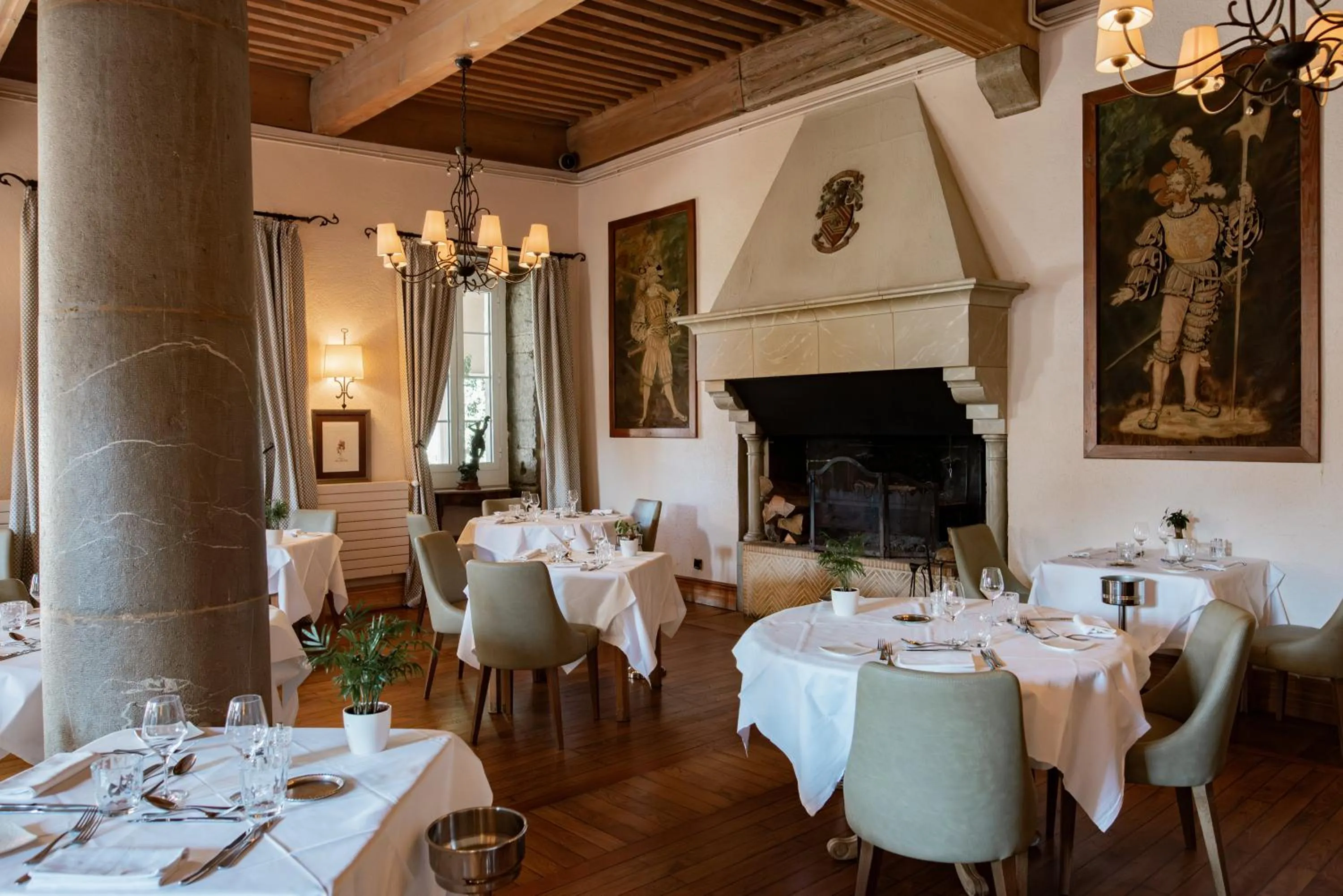 Restaurant/places to eat in Château des Comtes de Challes
