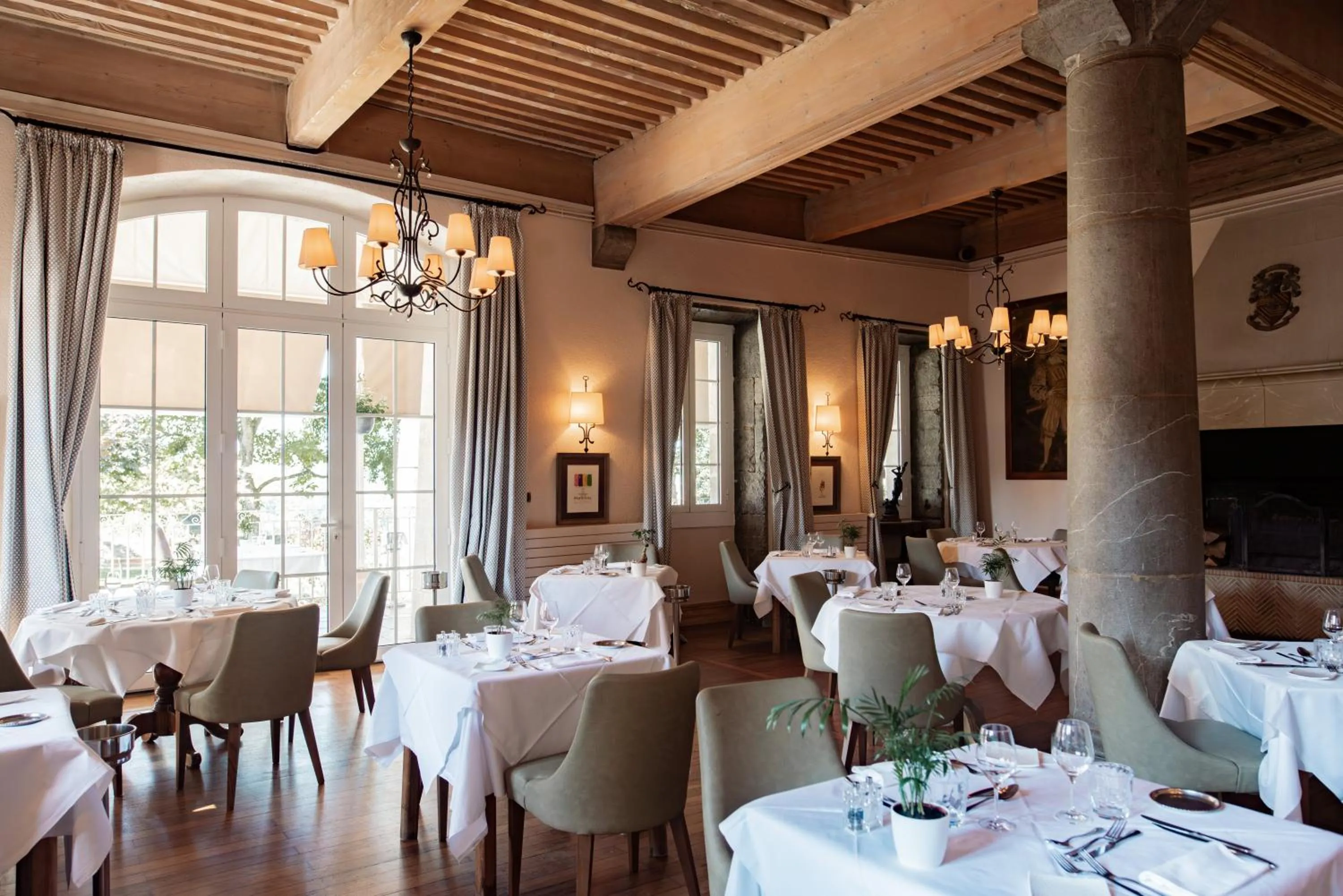 Restaurant/places to eat in Château des Comtes de Challes