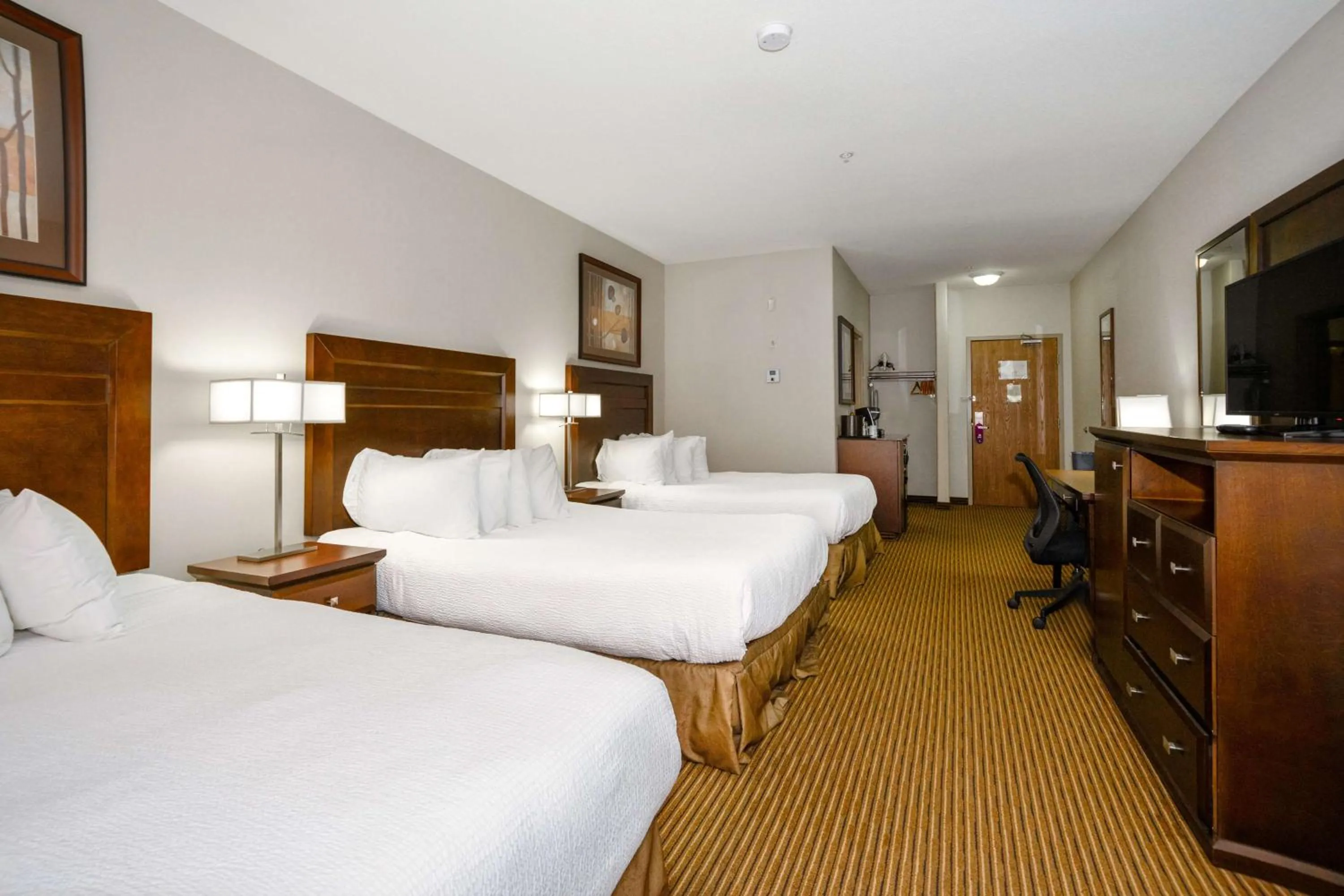 Bedroom, Bed in Coast Weyburn Hotel