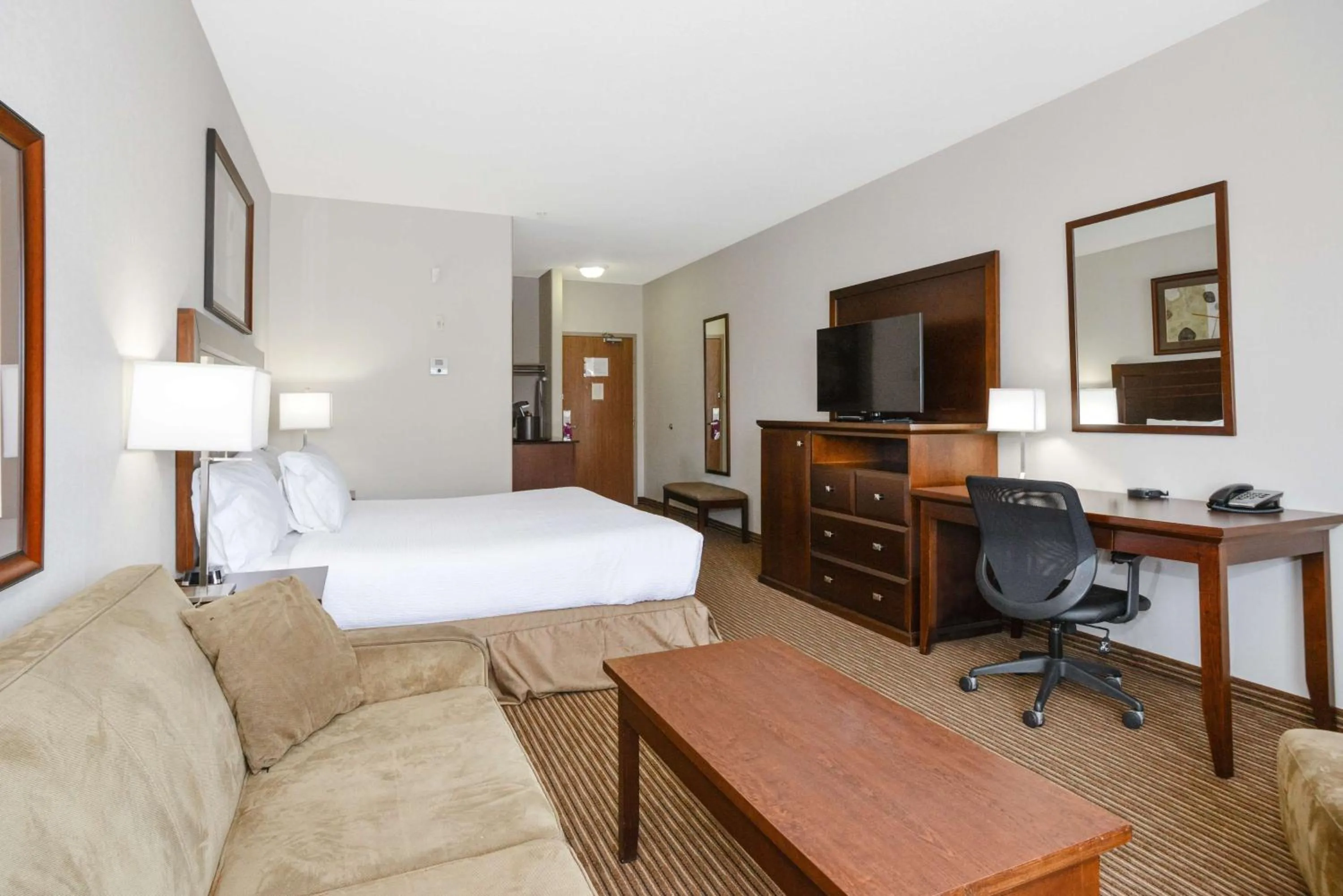 Bedroom, Bed in Coast Weyburn Hotel