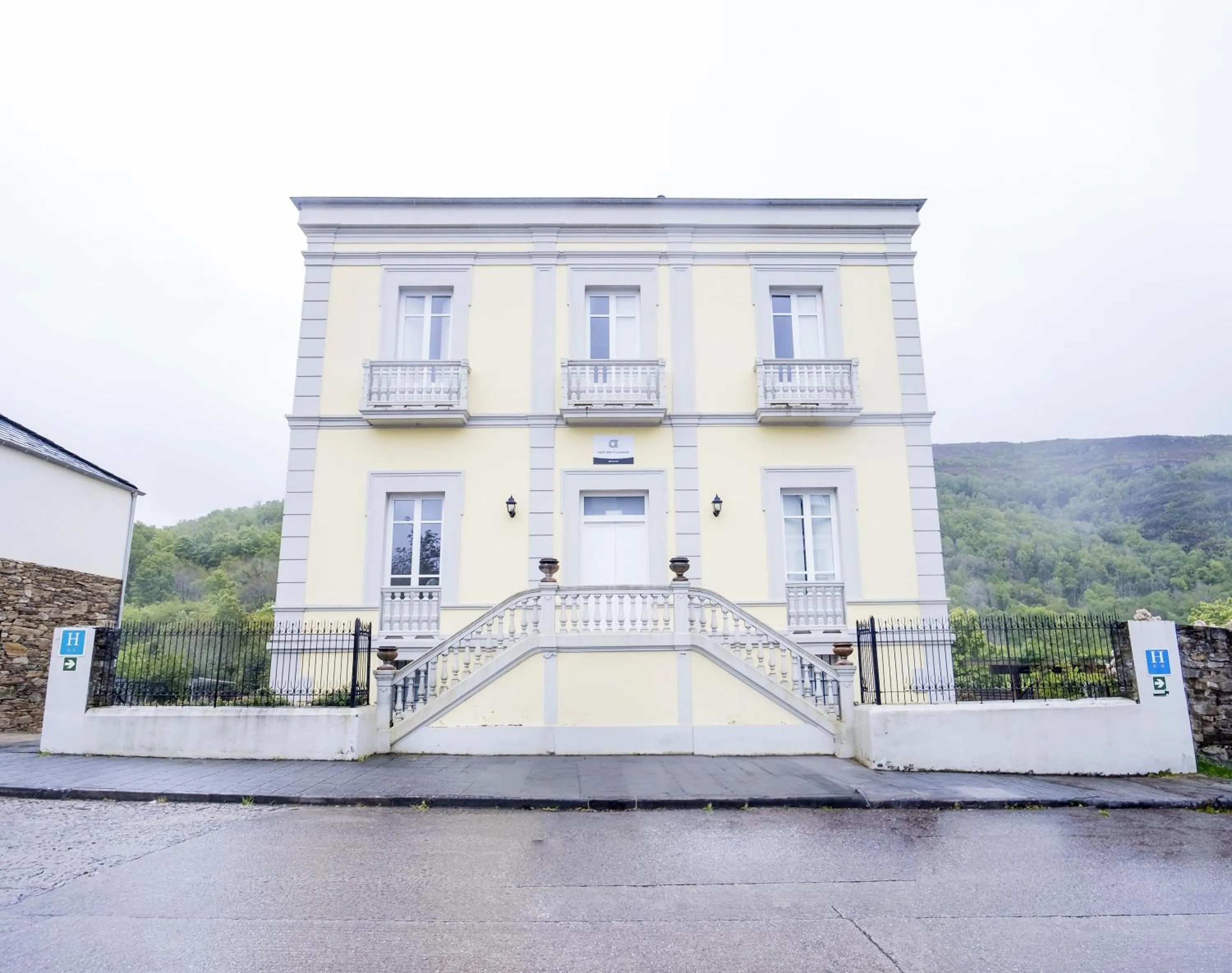 Property building in Hotel Alda Triacastela