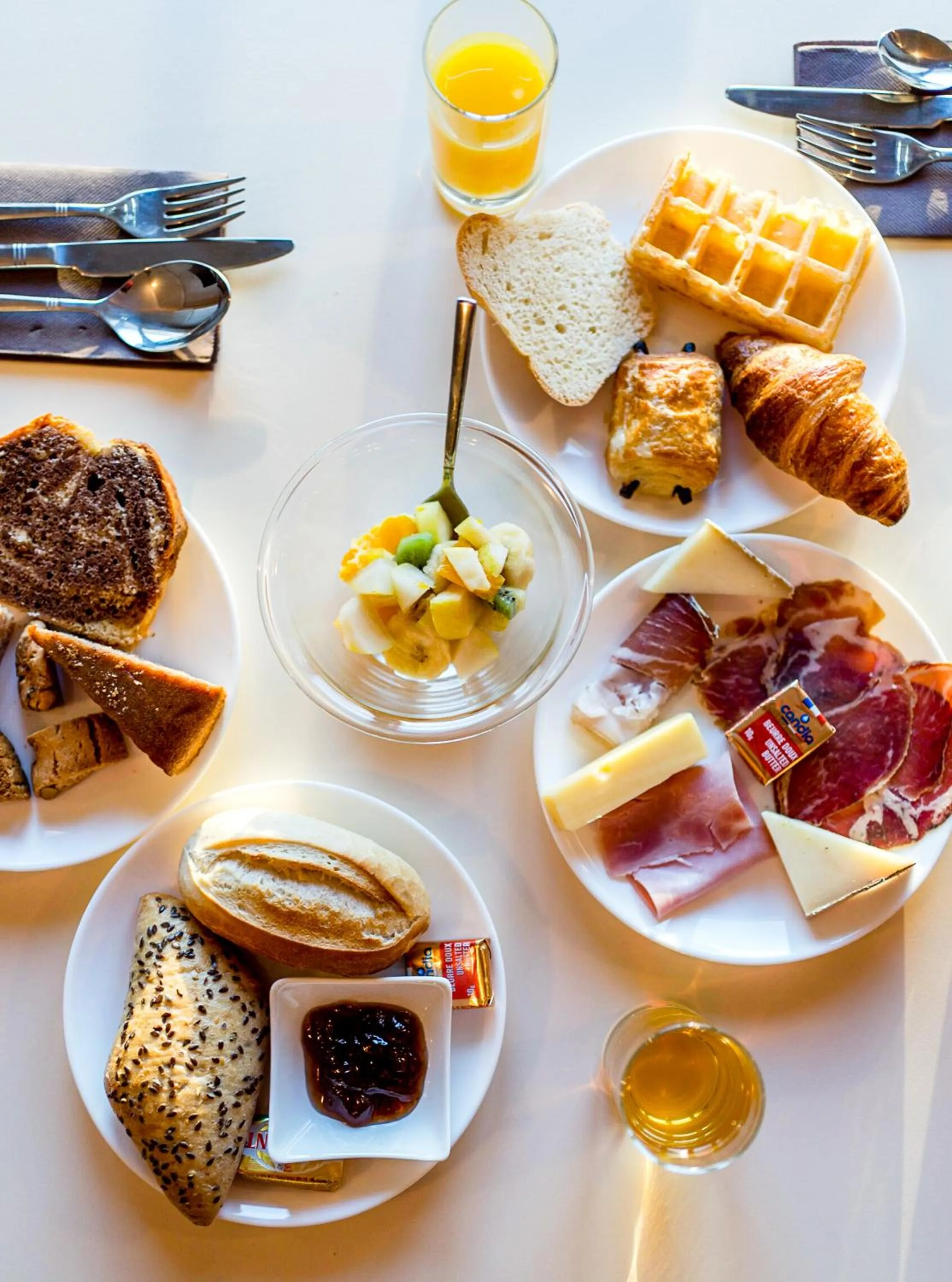 Buffet breakfast in Hôtel Du Golfe