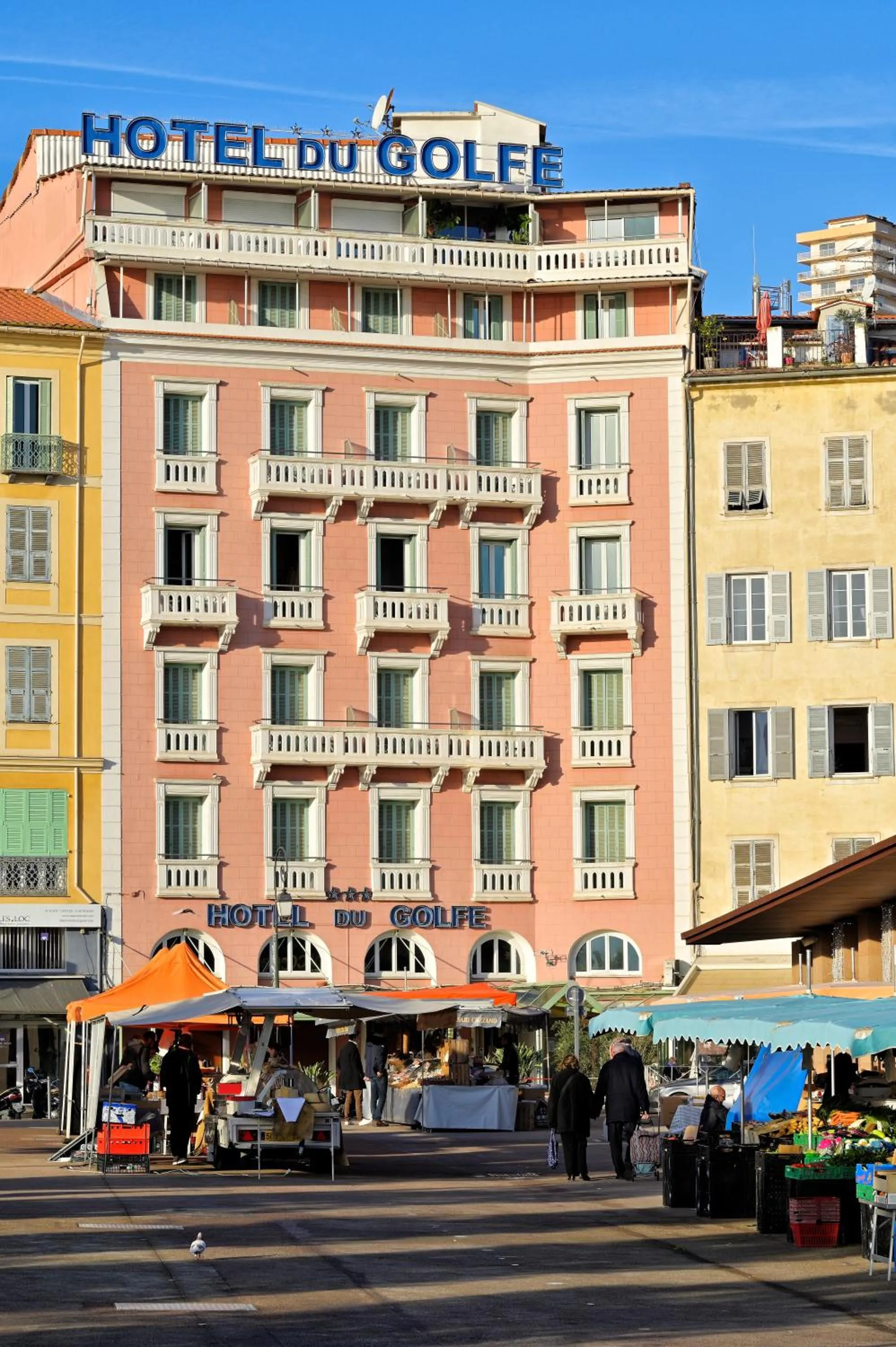 Property building in Hôtel Du Golfe