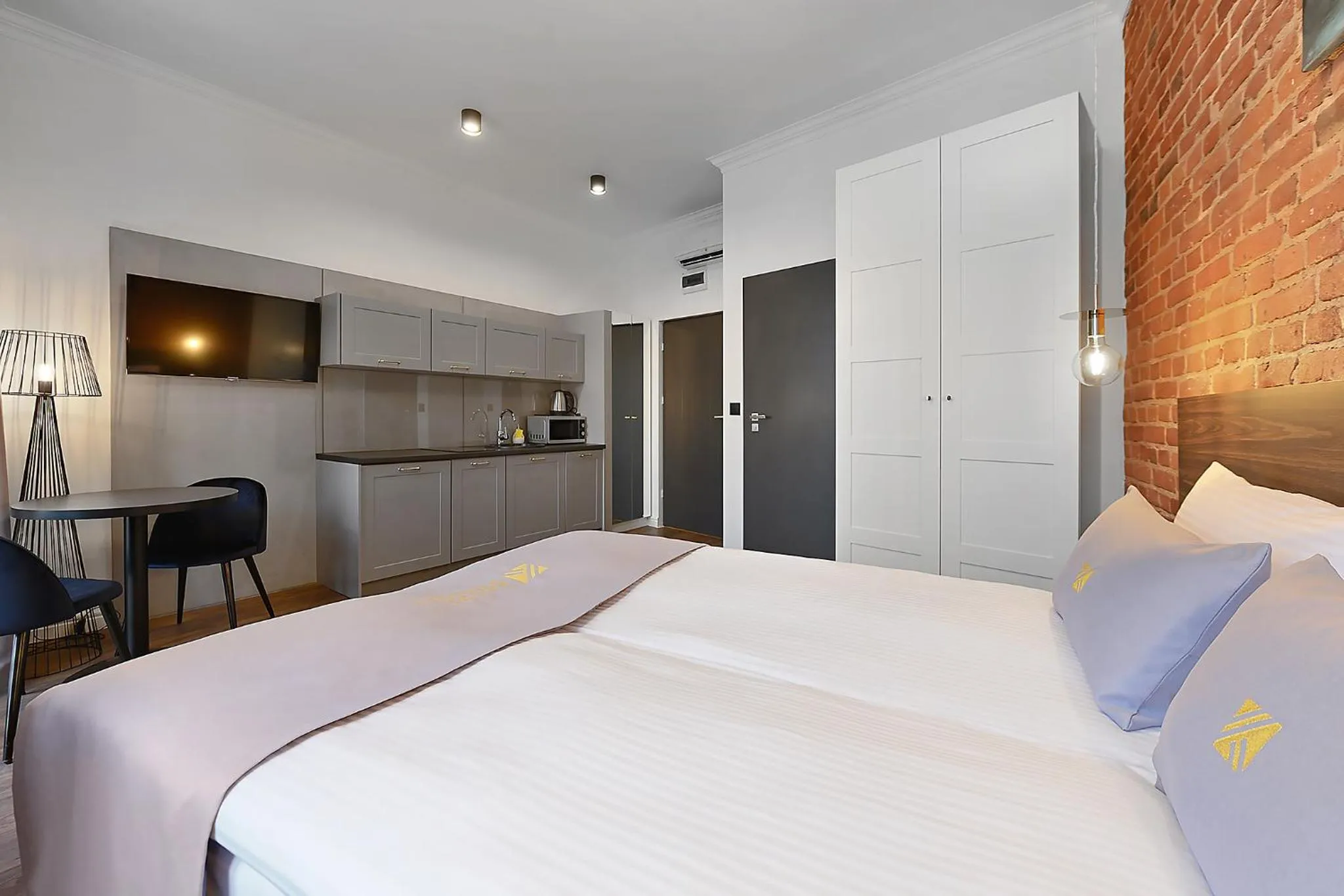 Photo of the whole room, Bed in Aparthotel Krzywa Kamienica