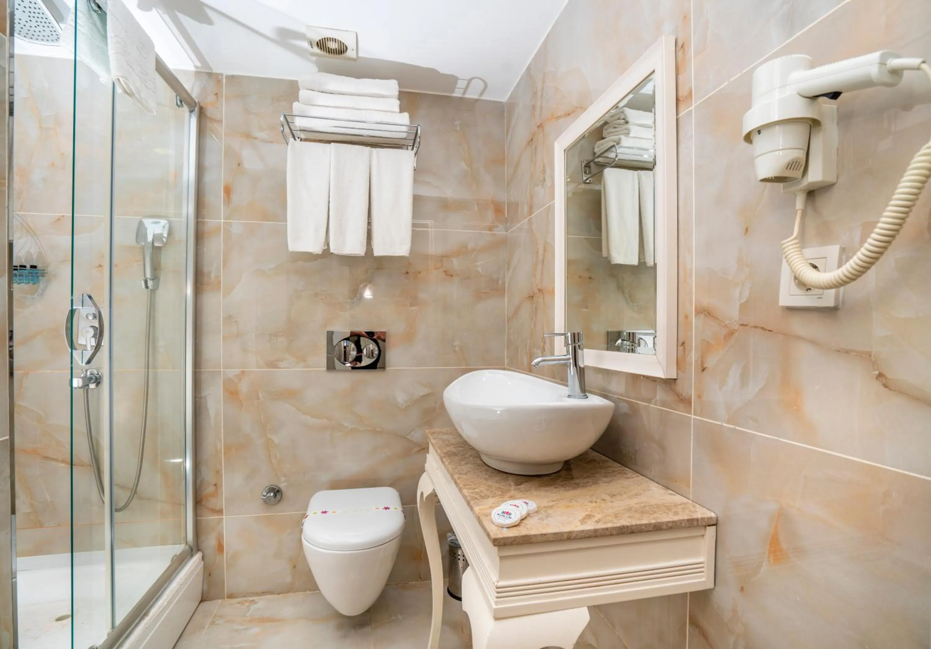 Shower in Topkapi Old City Kensington Hotel Ottoman Heritage