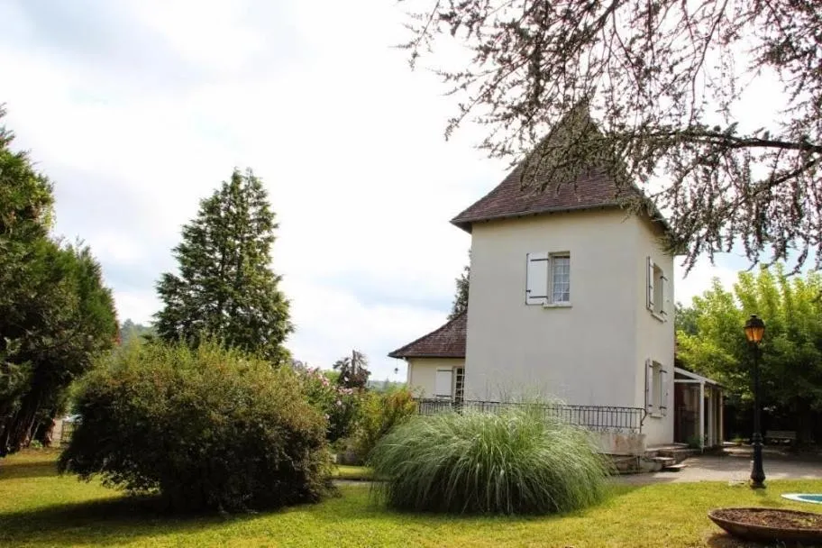 Property building in MAISON BLANCHE