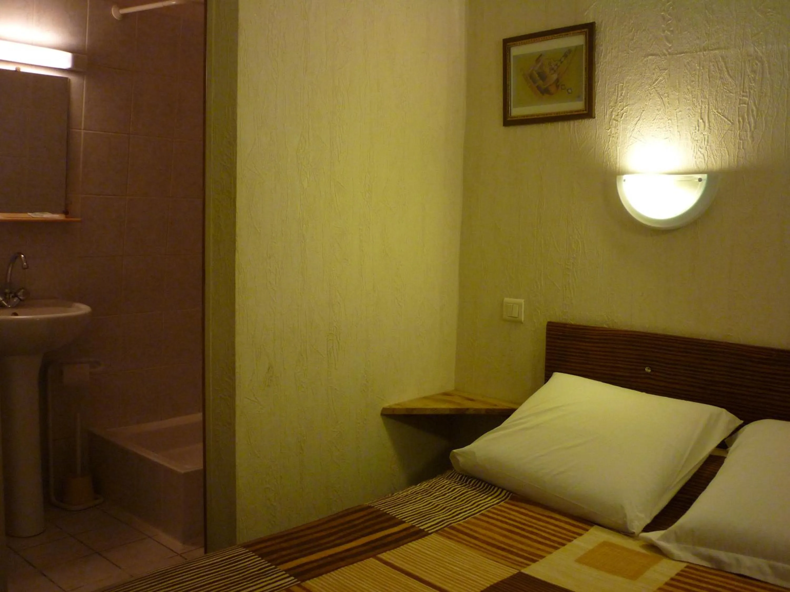 Bed in Hôtel du Centre