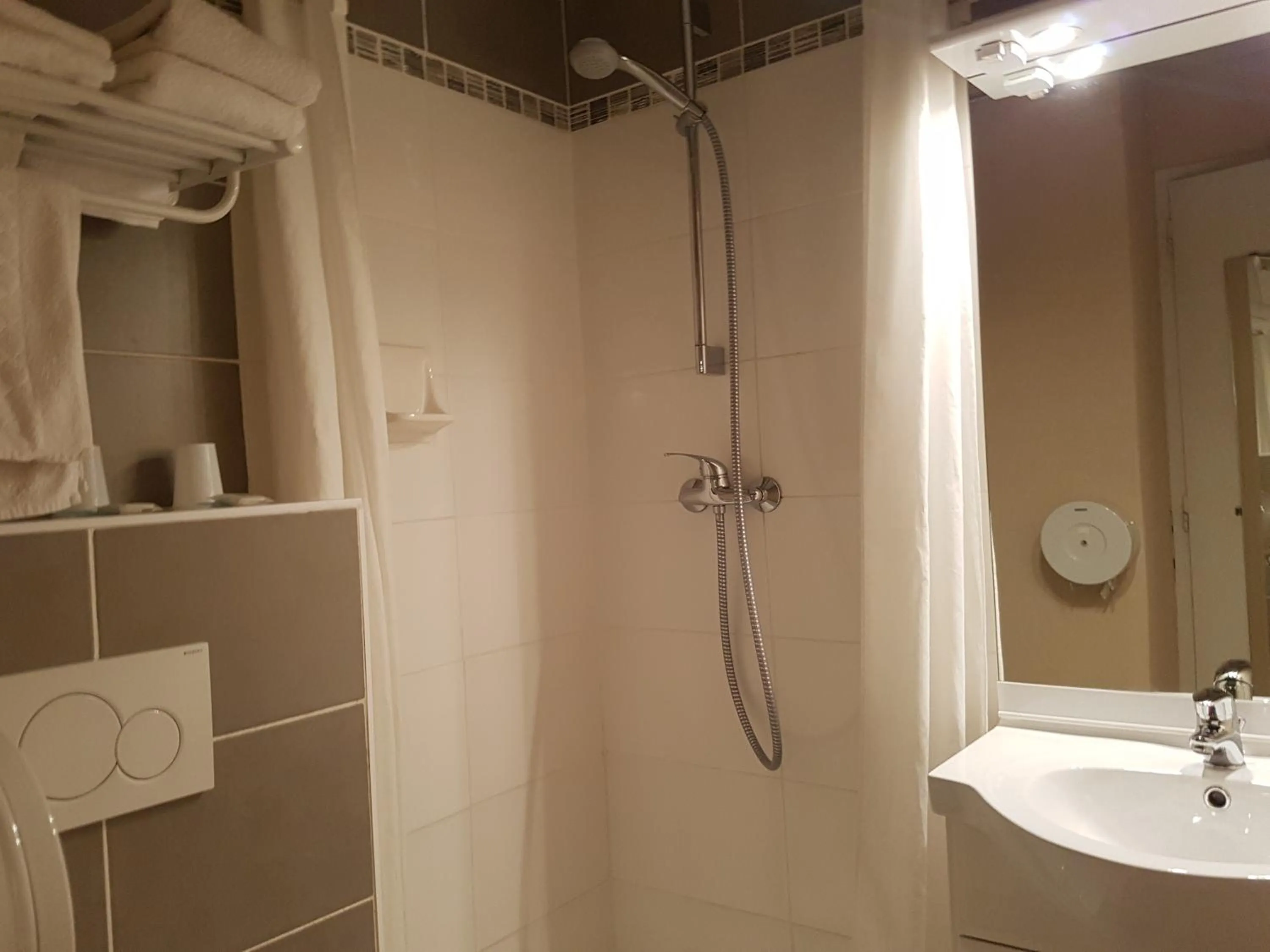 Shower in Hôtel du Centre