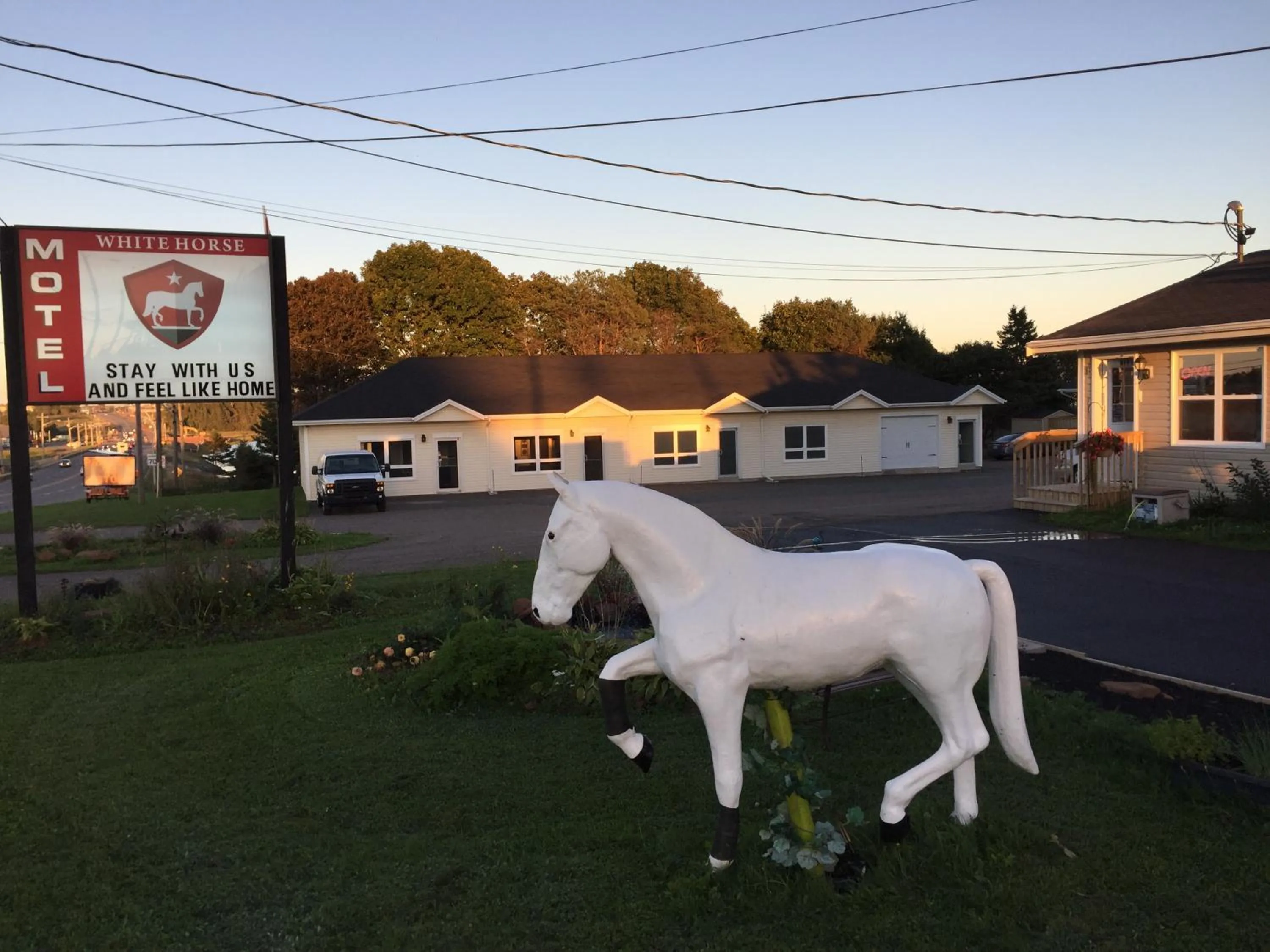 Facade/entrance in The White Horse Motel