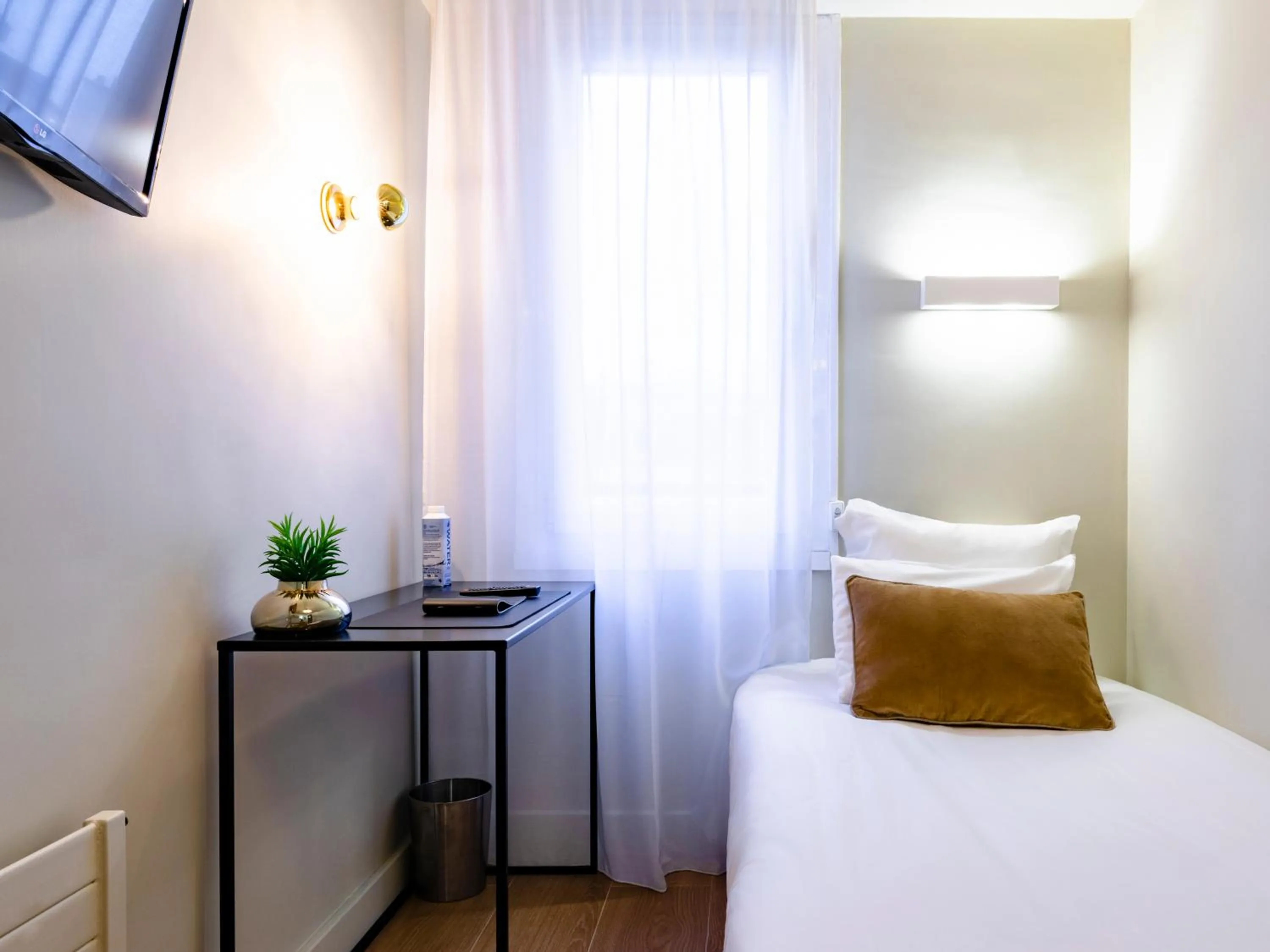 Photo of the whole room, Bed in MOKA Hôtel centre-ville