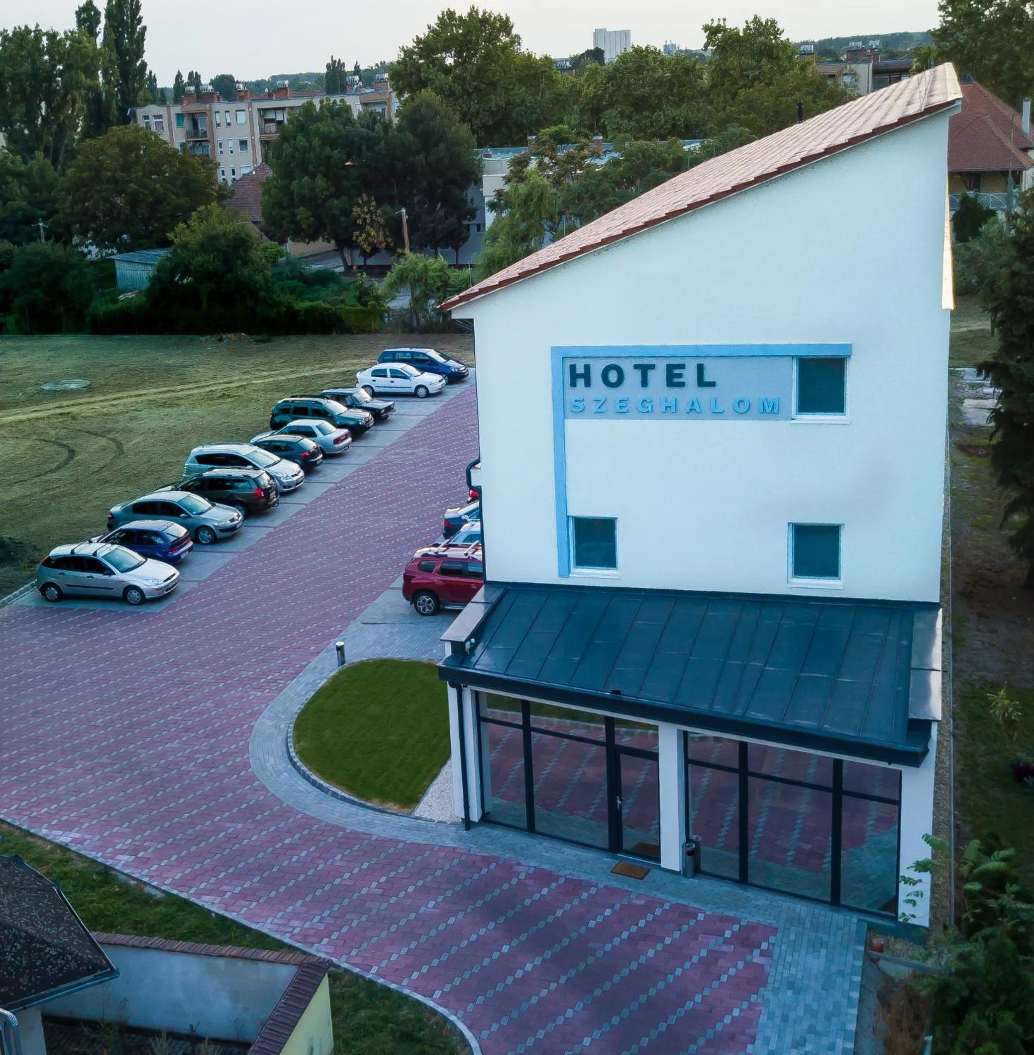 Property logo or sign in Hotel Szeghalom