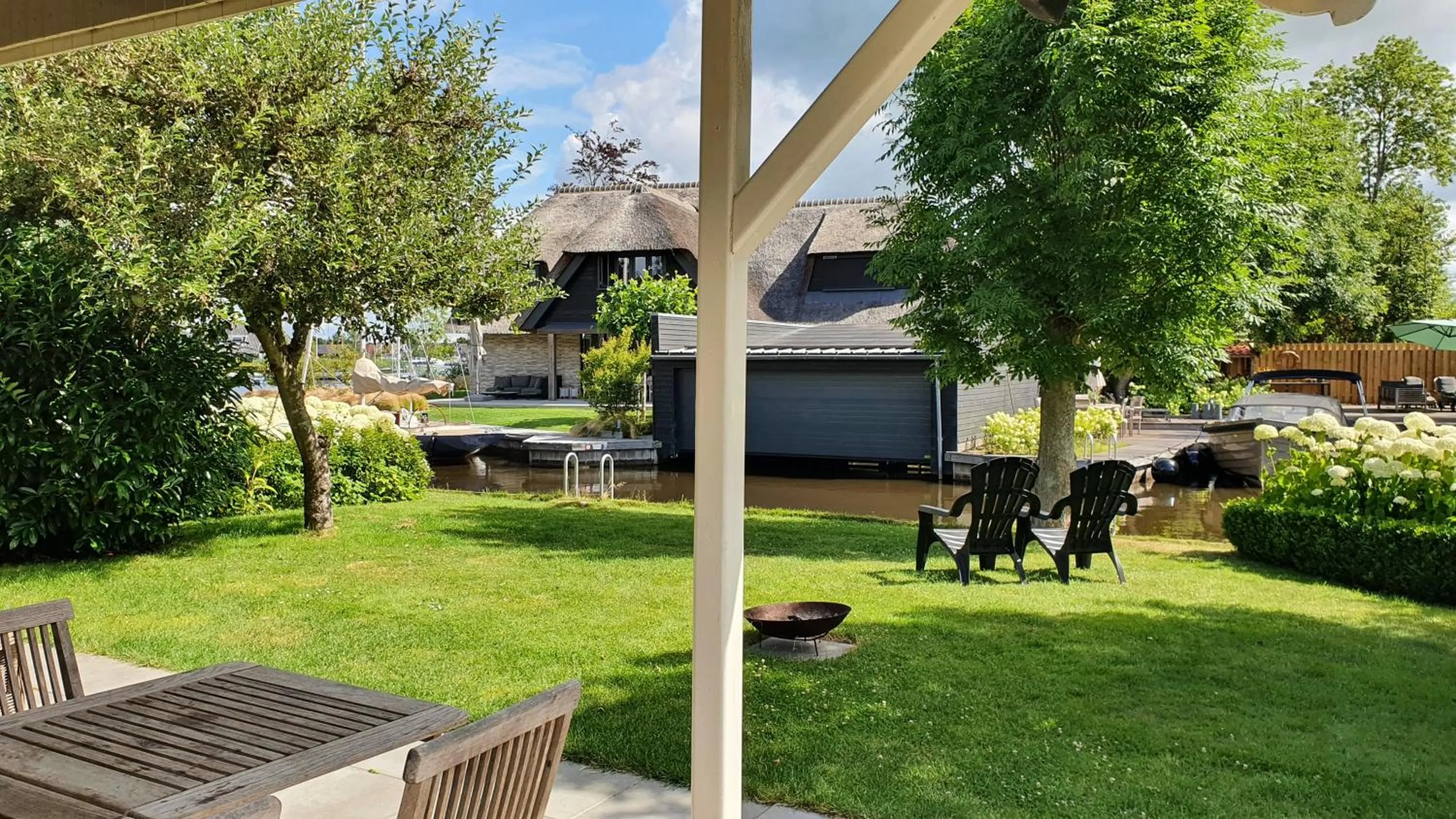 Garden in d'Oude Herbergh, vakantiehuizen aan het water