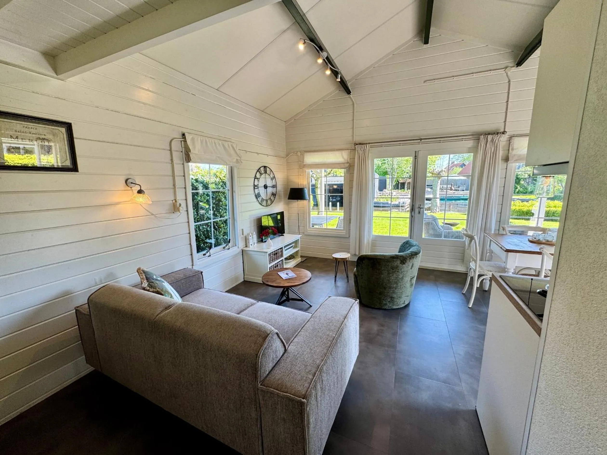 Seating area in d'Oude Herbergh, vakantiehuizen aan het water