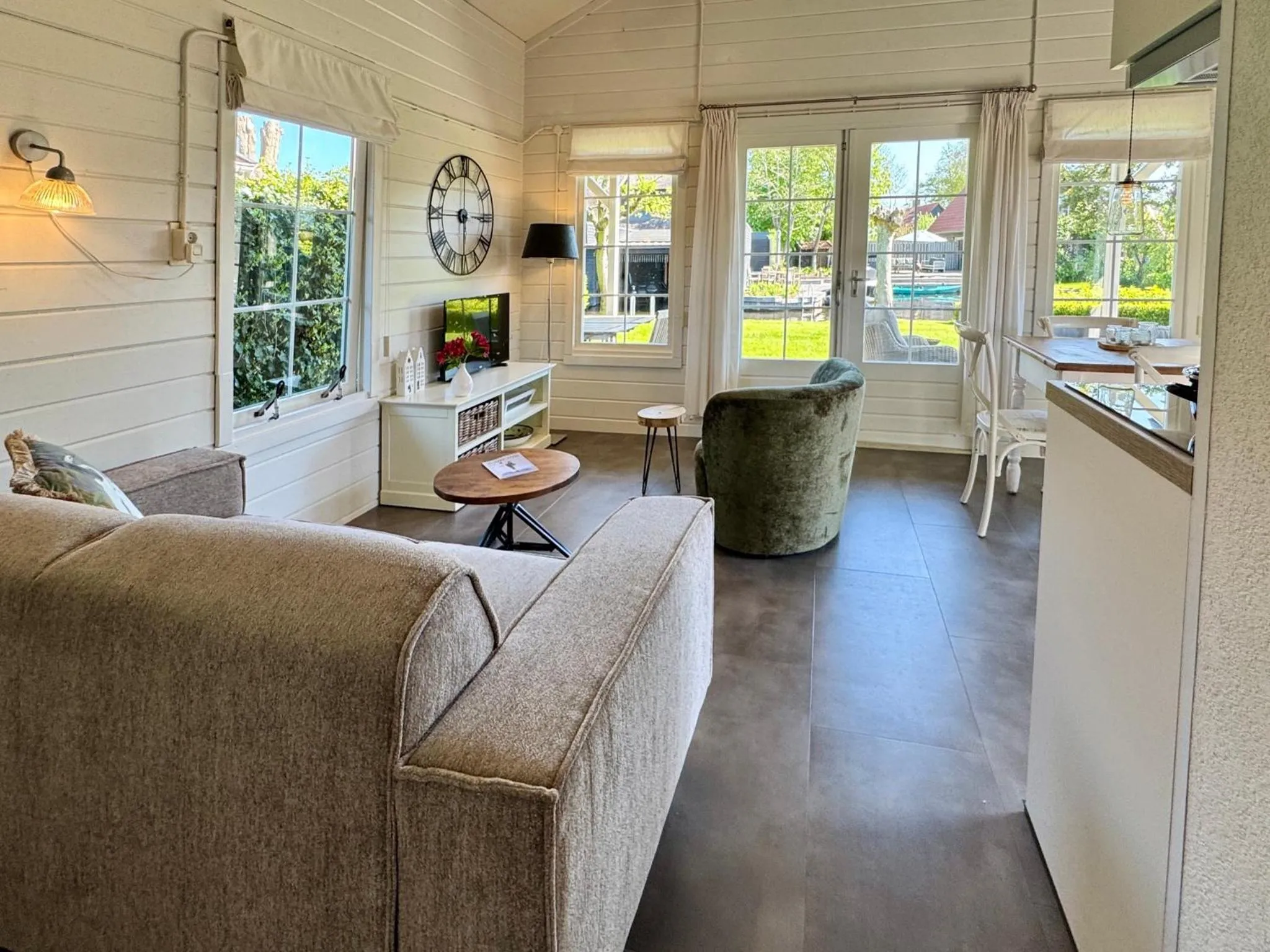 Seating area in d'Oude Herbergh, vakantiehuizen aan het water