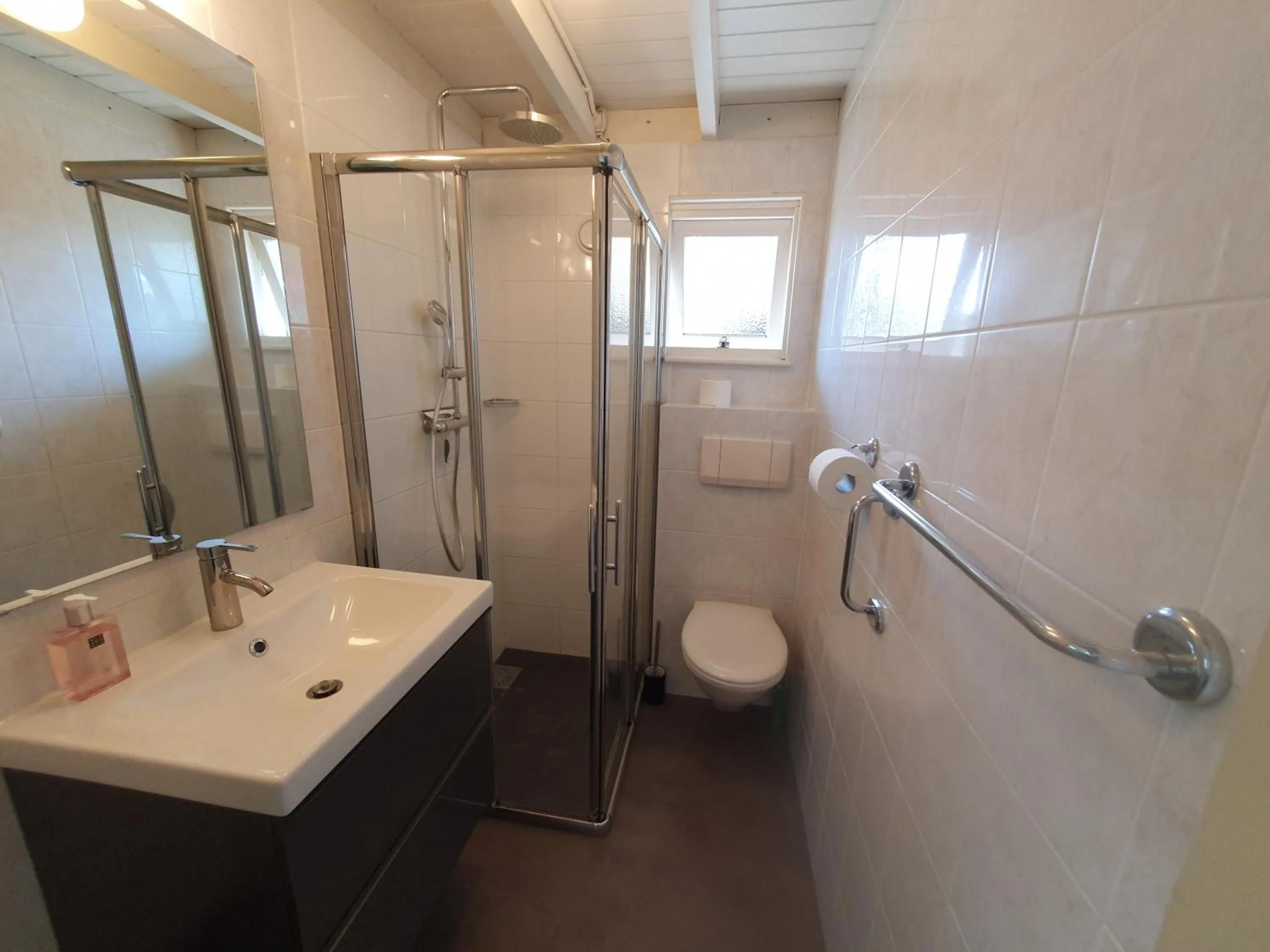 Bathroom in d'Oude Herbergh, vakantiehuizen aan het water