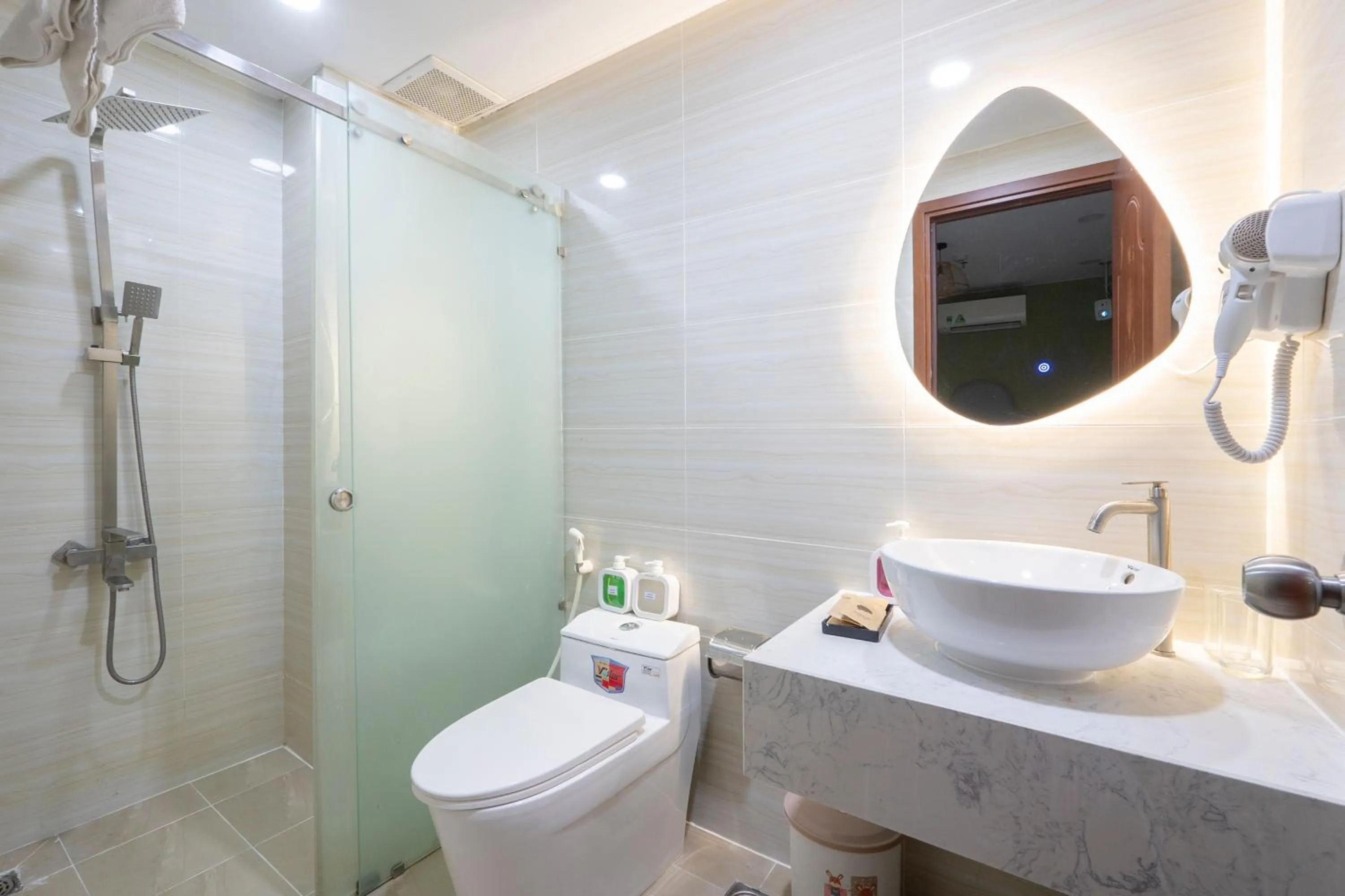 Shower in SAZI AMILA Nguyen Hue HOTEL - Free Banh Mi