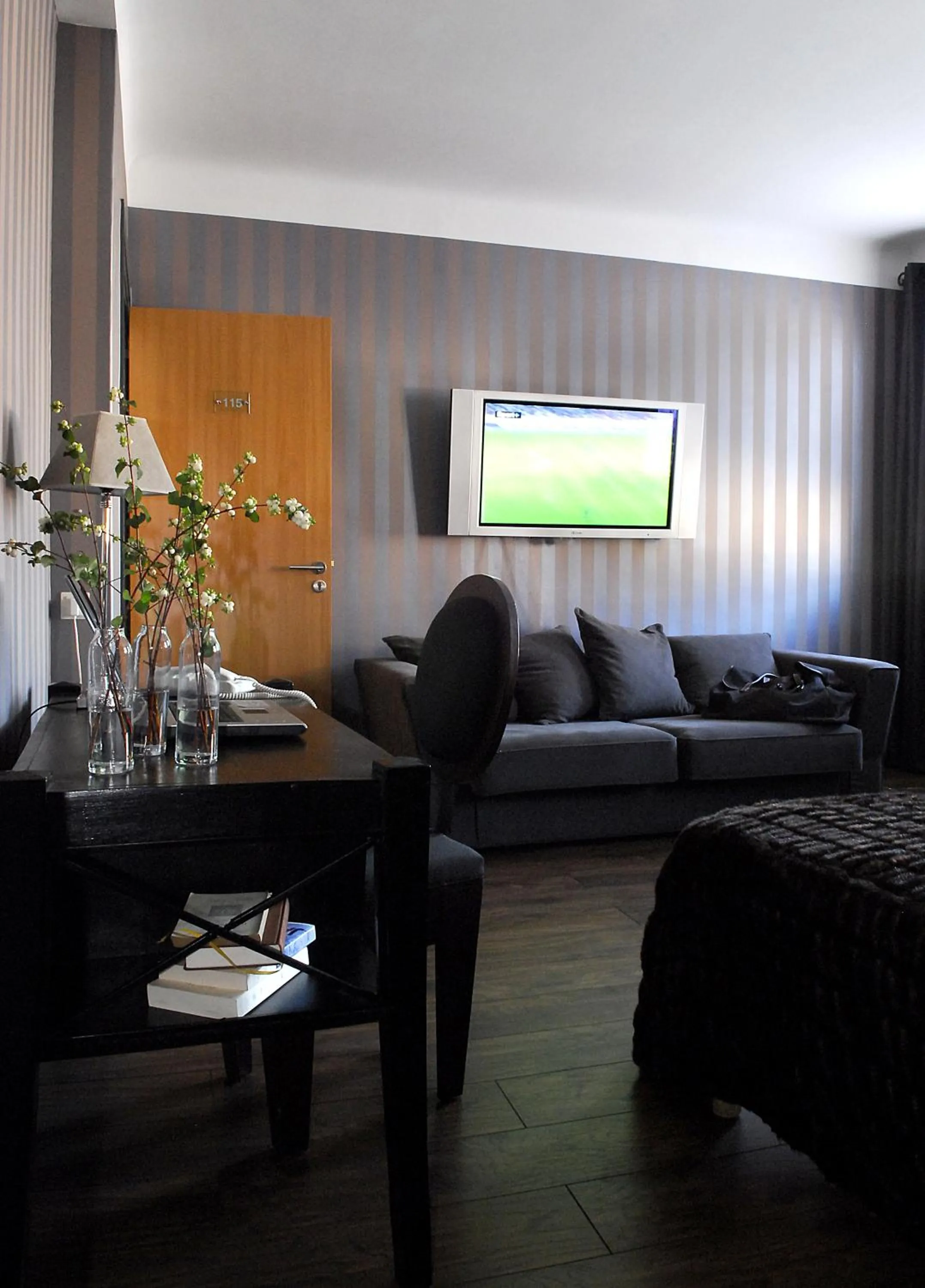 Living room in The Originals Boutique, Hôtel Auberge du Forgeron, Lille Sud