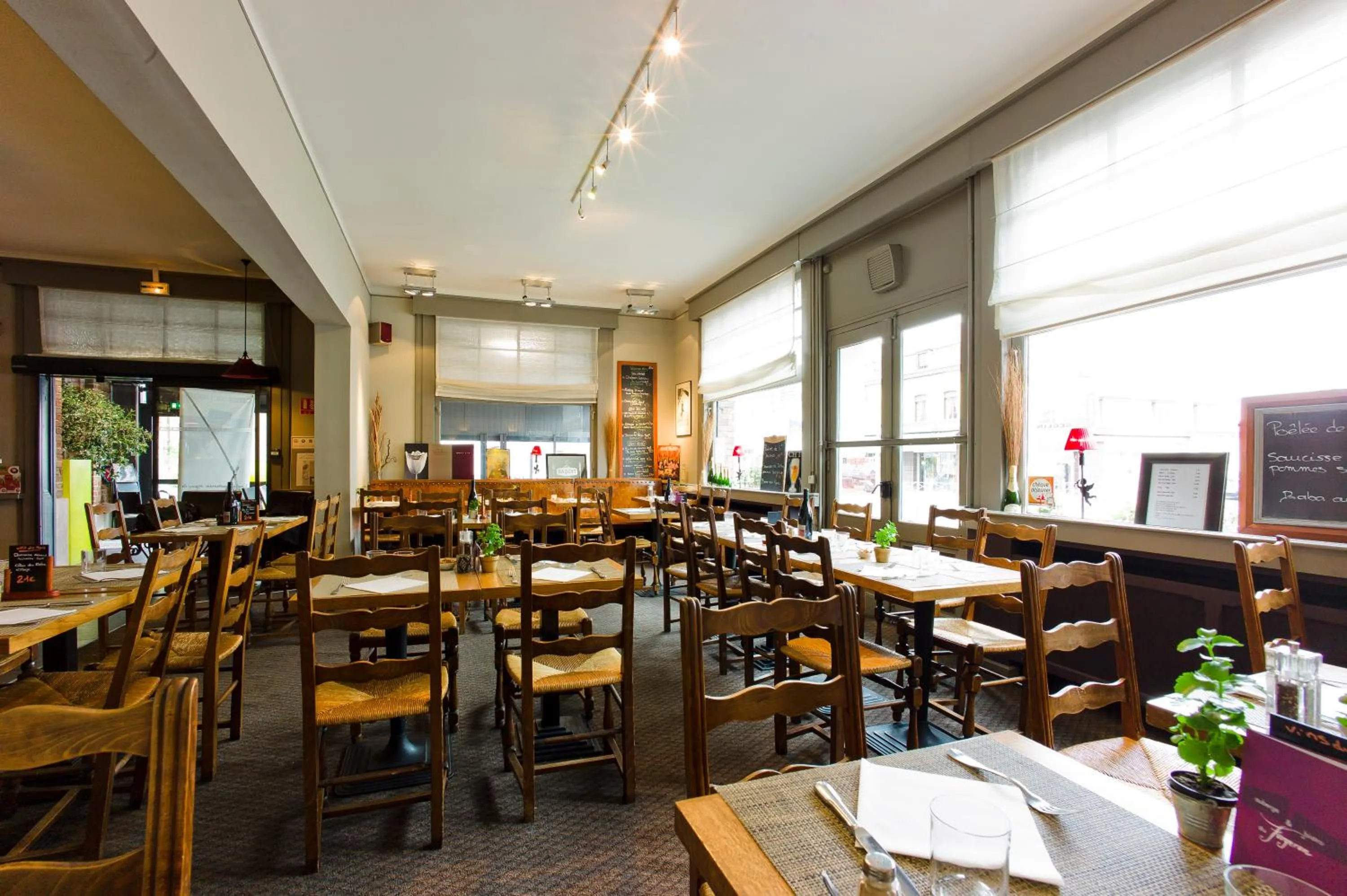 Lounge or bar in The Originals Boutique, Hôtel Auberge du Forgeron, Lille Sud
