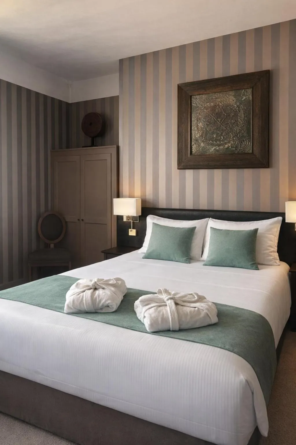 Bed in The Originals Boutique, Hôtel Auberge du Forgeron, Lille Sud