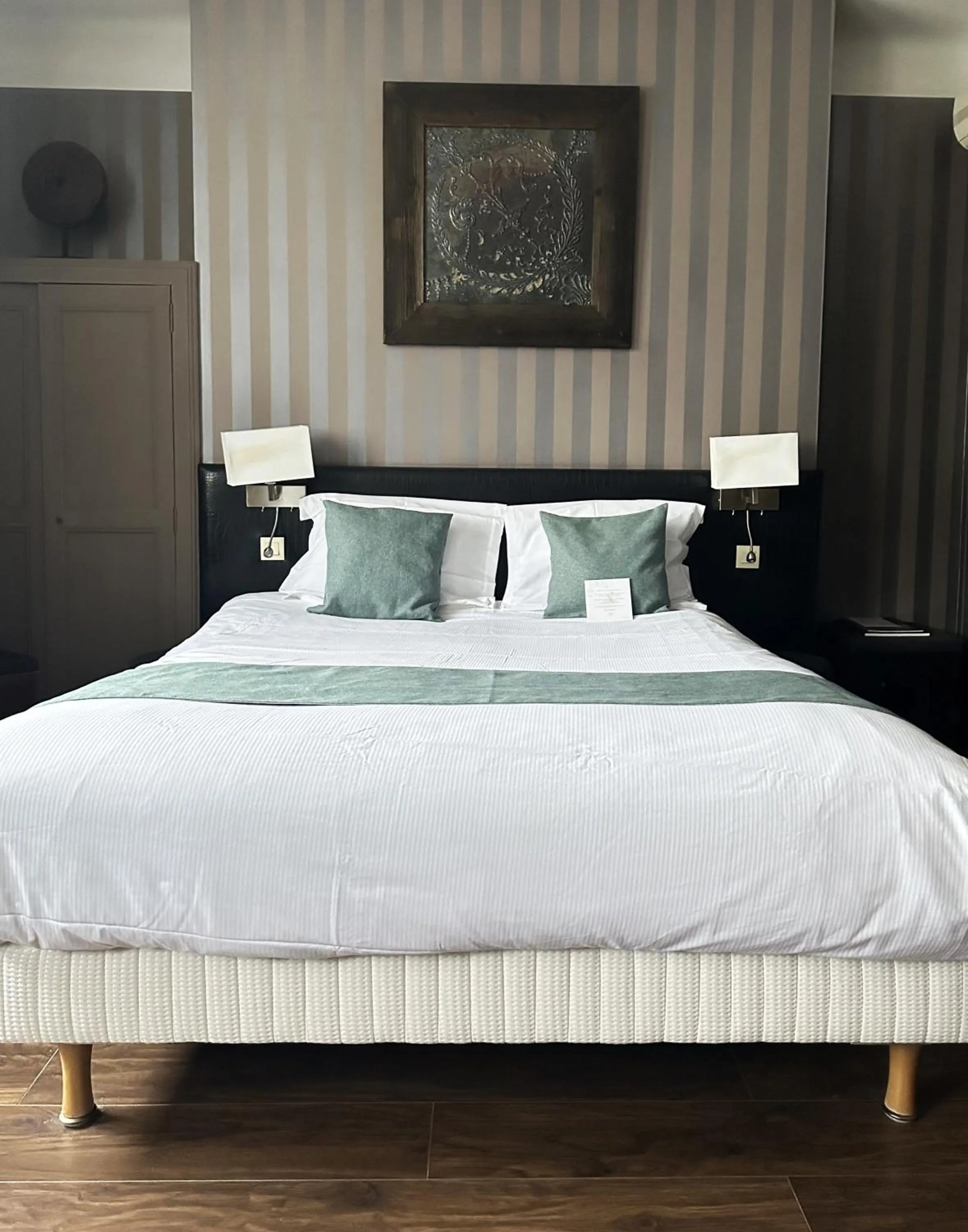 Bed in The Originals Boutique, Hôtel Auberge du Forgeron, Lille Sud