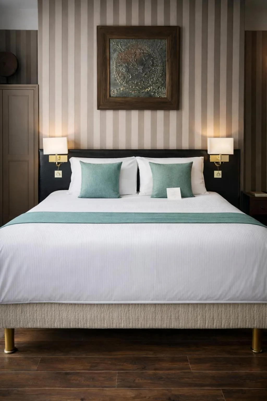 Bed in The Originals Boutique, Hôtel Auberge du Forgeron, Lille Sud